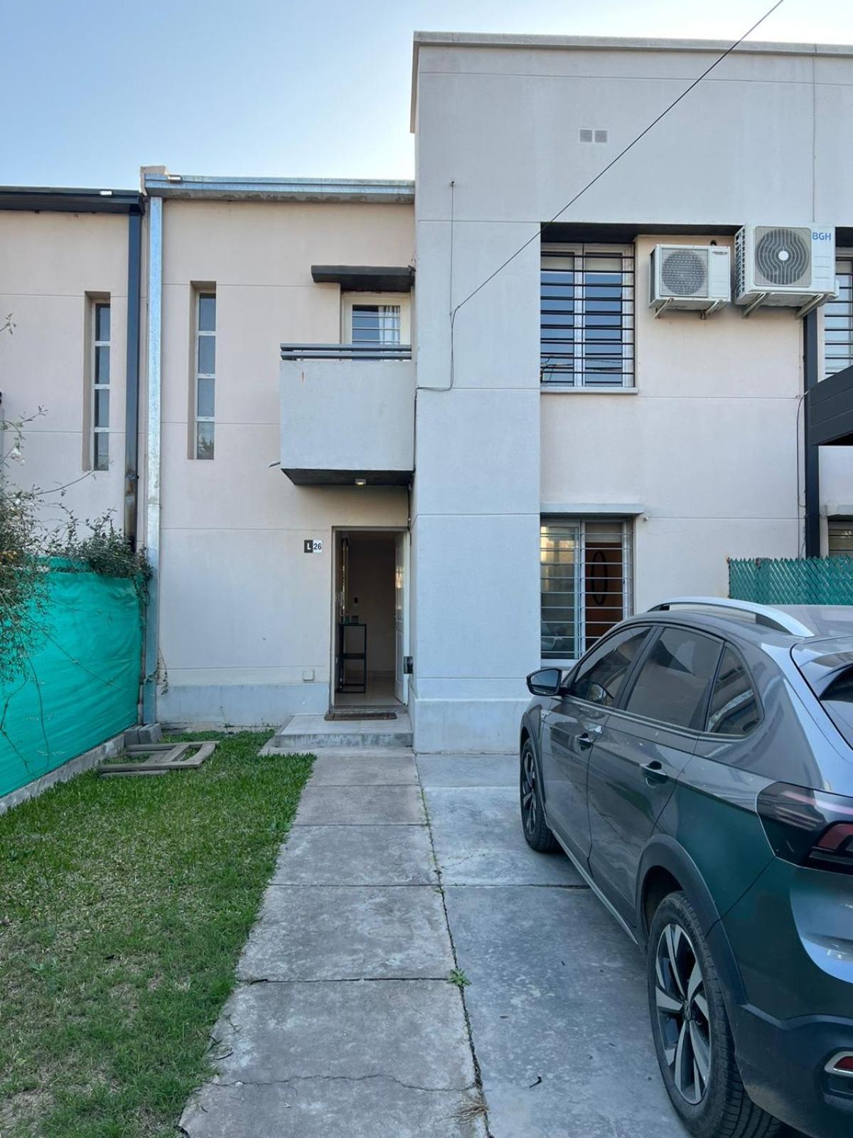Three-Bedroom House photo 3