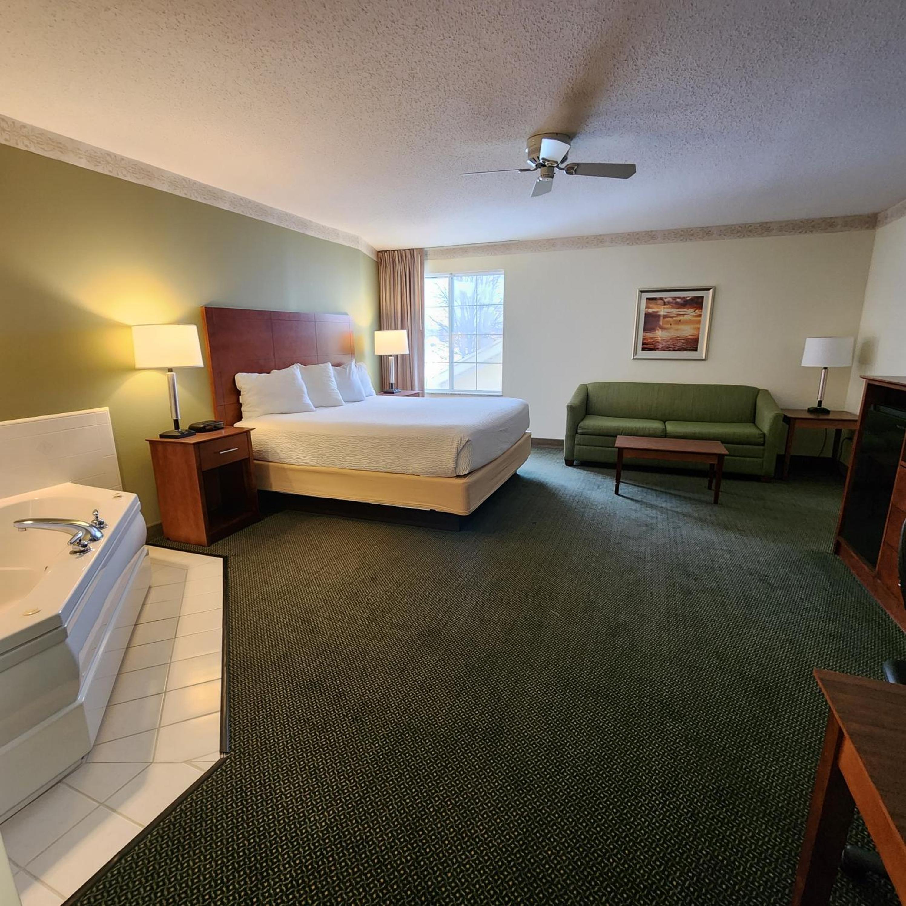 Deluxe King Room - Non-Smoking photo 2