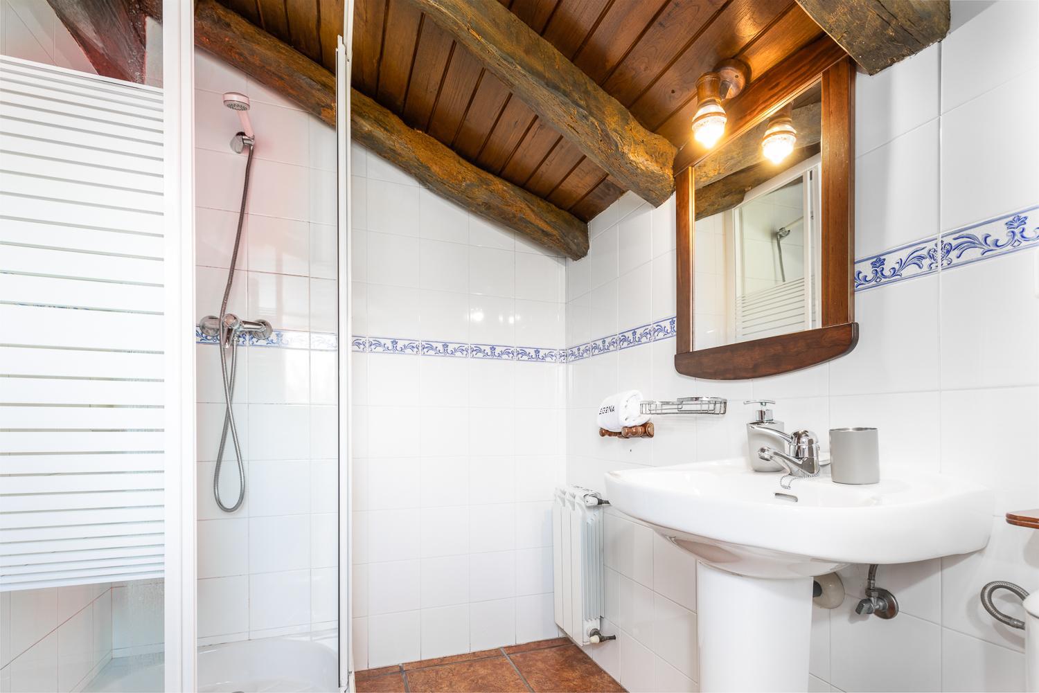 Six-Bedroom House photo 2