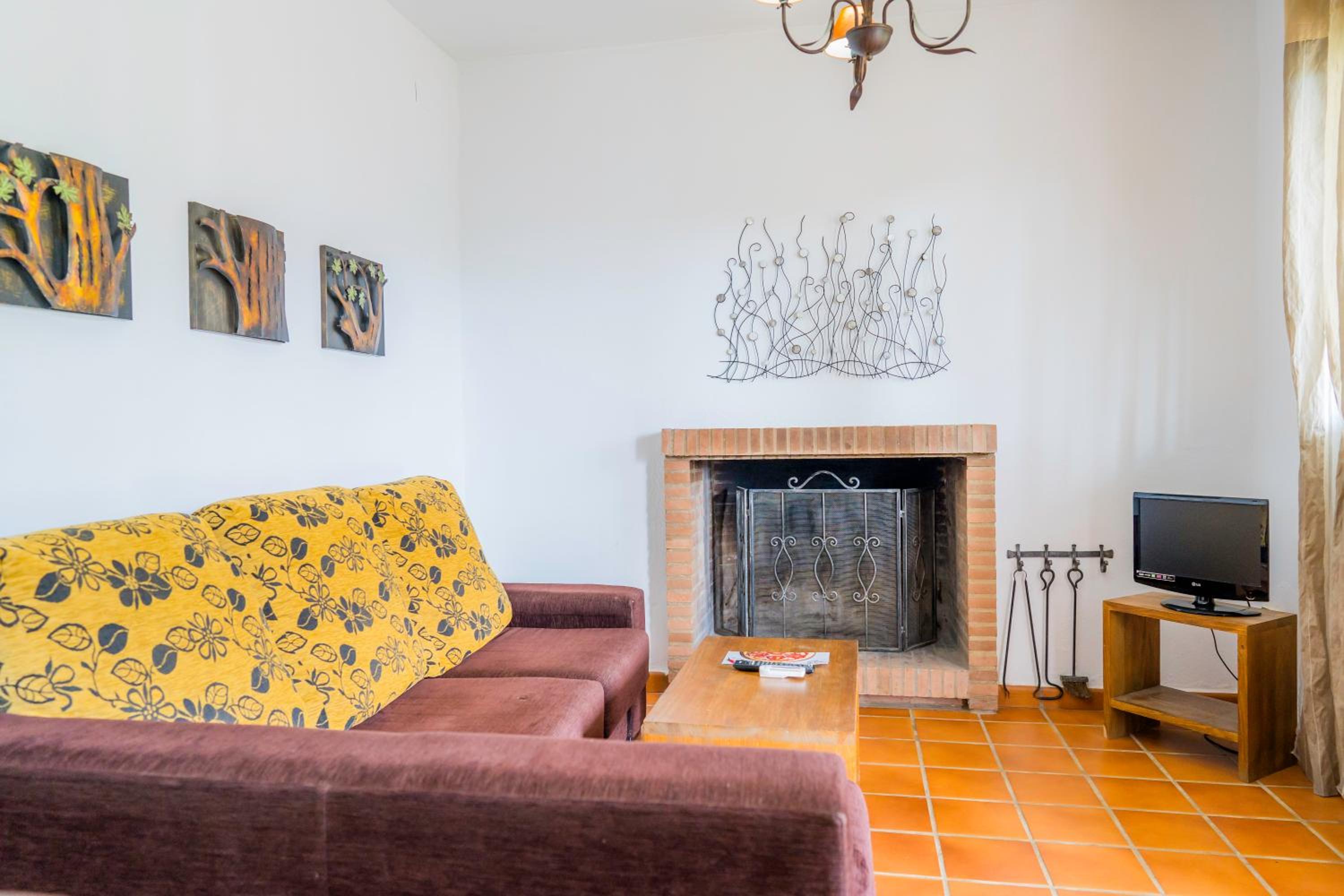 Two-Bedroom House - Photo 4