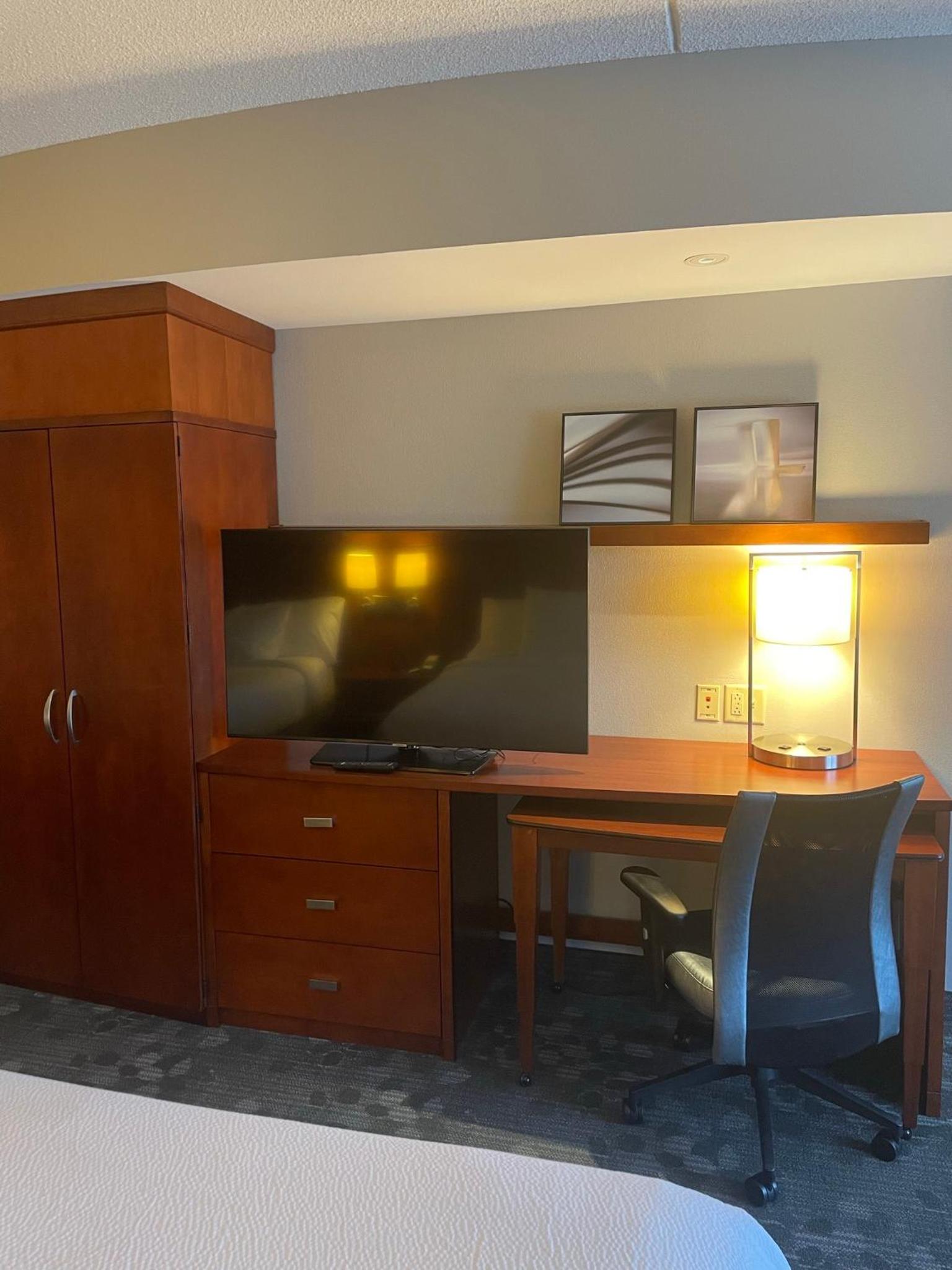 Queen Room with 2 Queen Beds - Photo 4