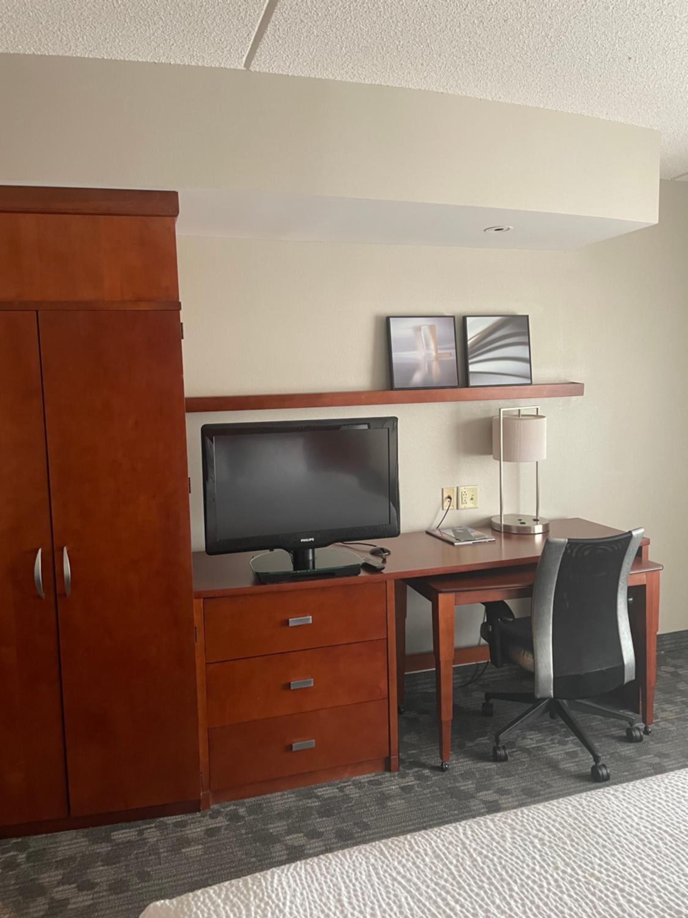 King Room with Sofa Bed - Photo 4