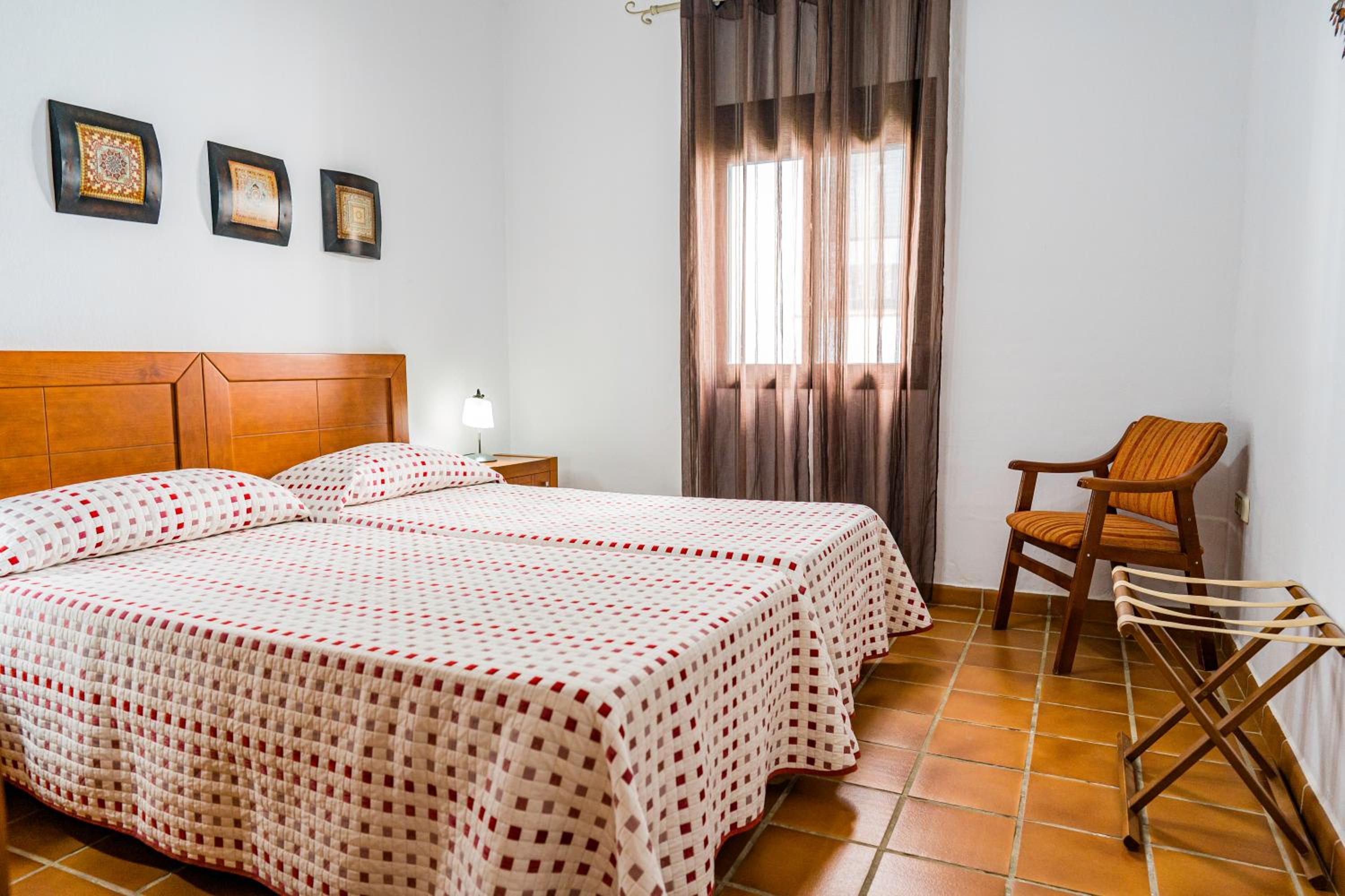 Two-Bedroom House - Photo 2