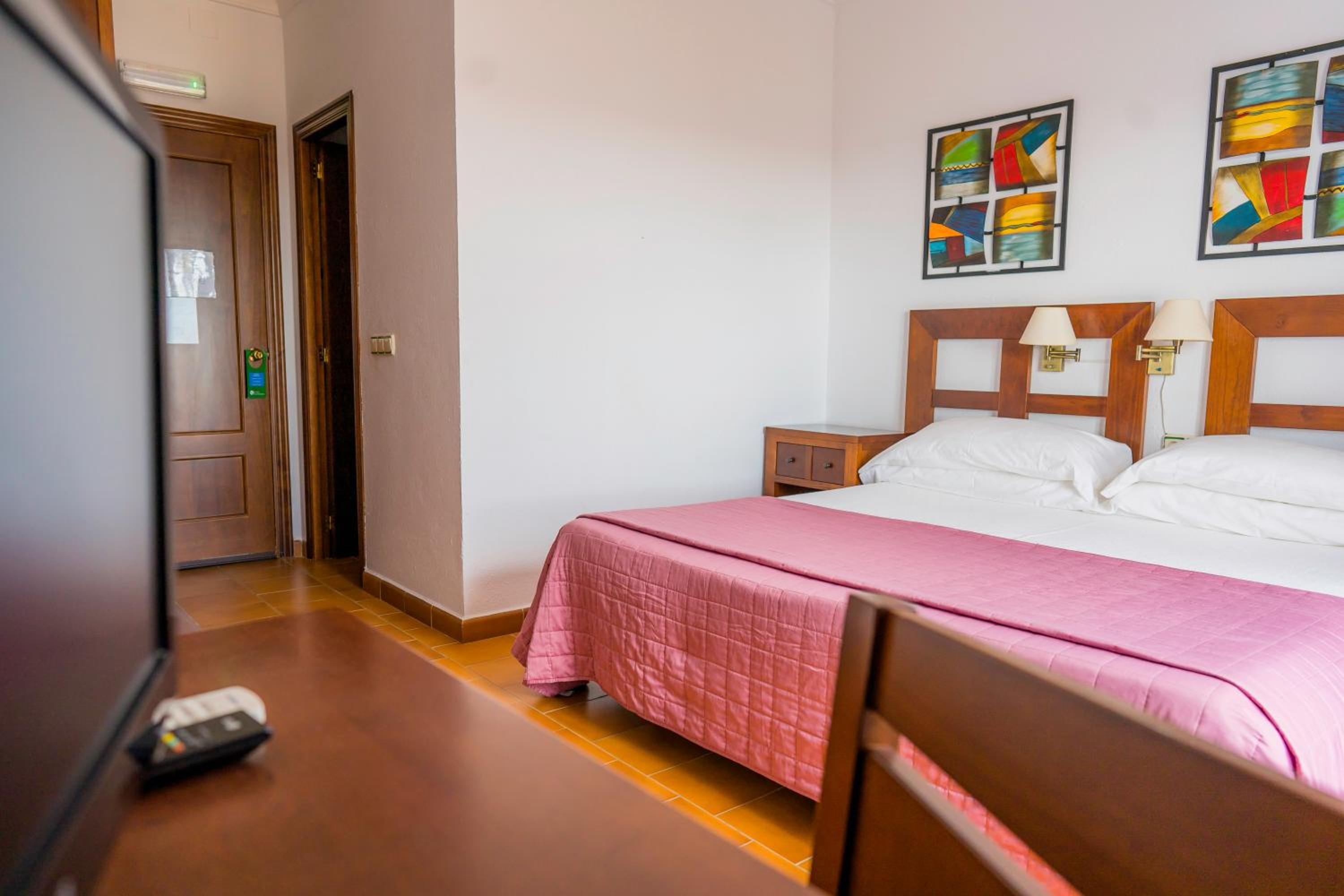 Double or Twin Room with Terrace - Photo 5