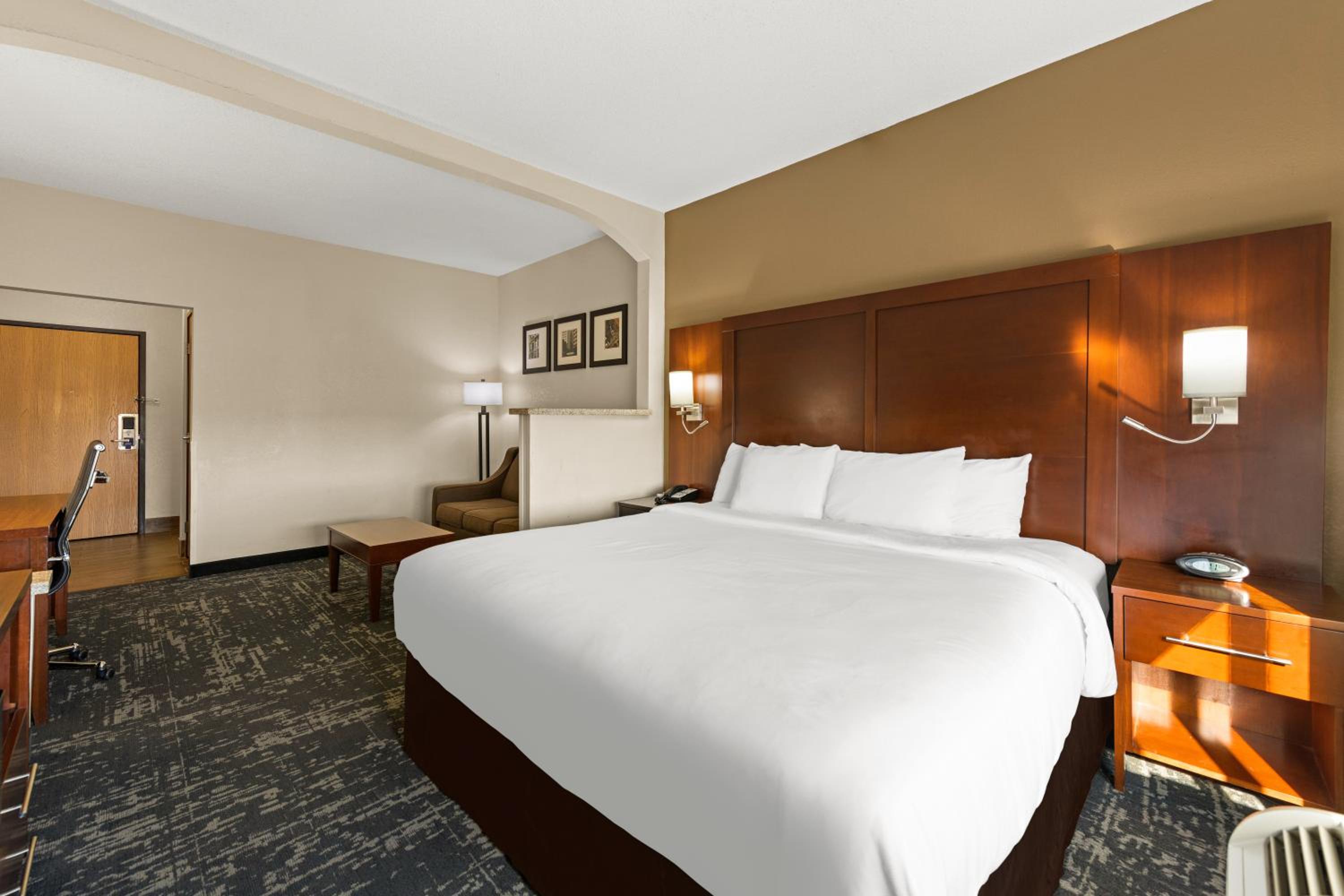 King Suite - Non Smoking - Photo 1