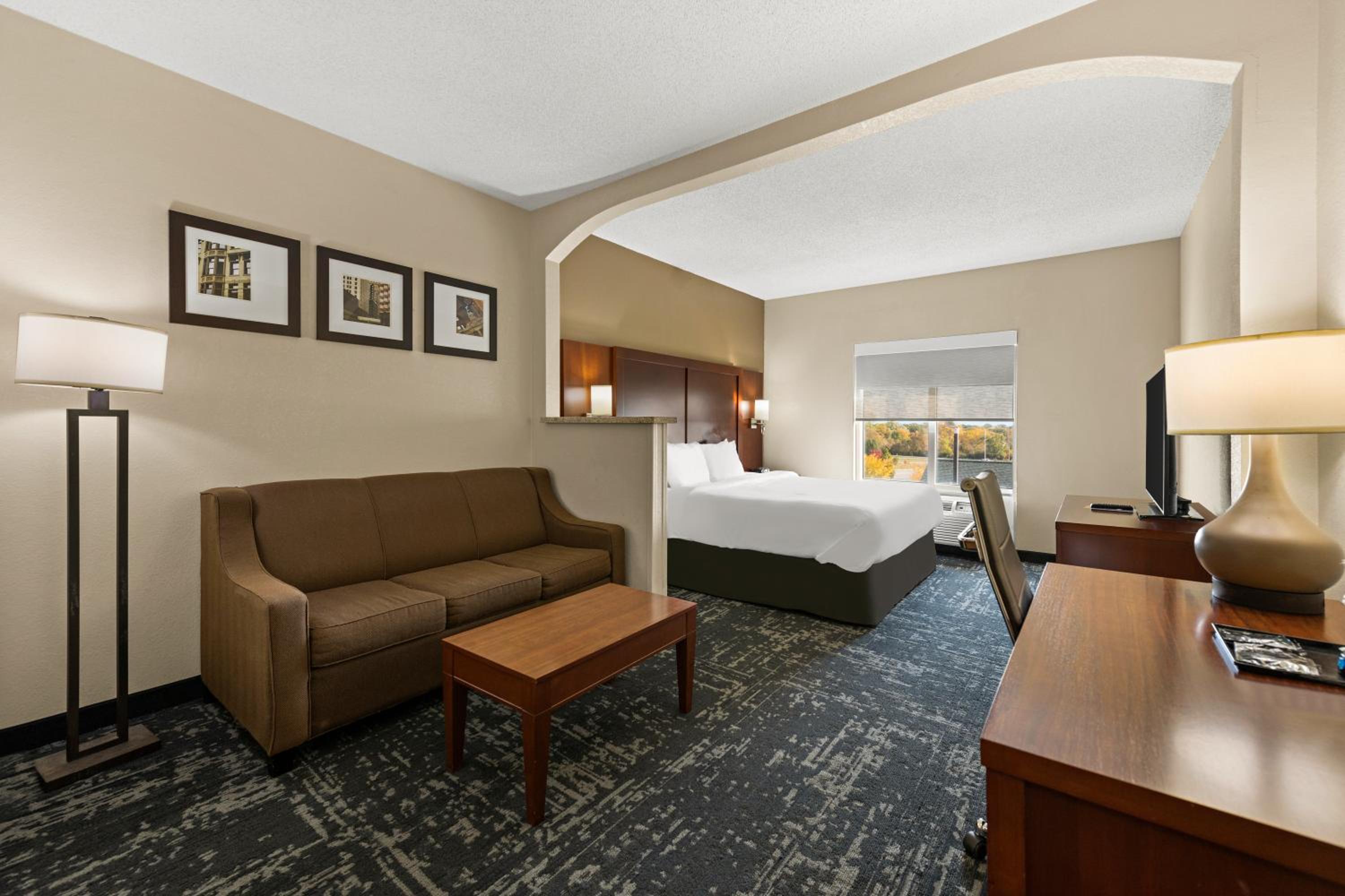 King Suite - Non Smoking - Photo 5