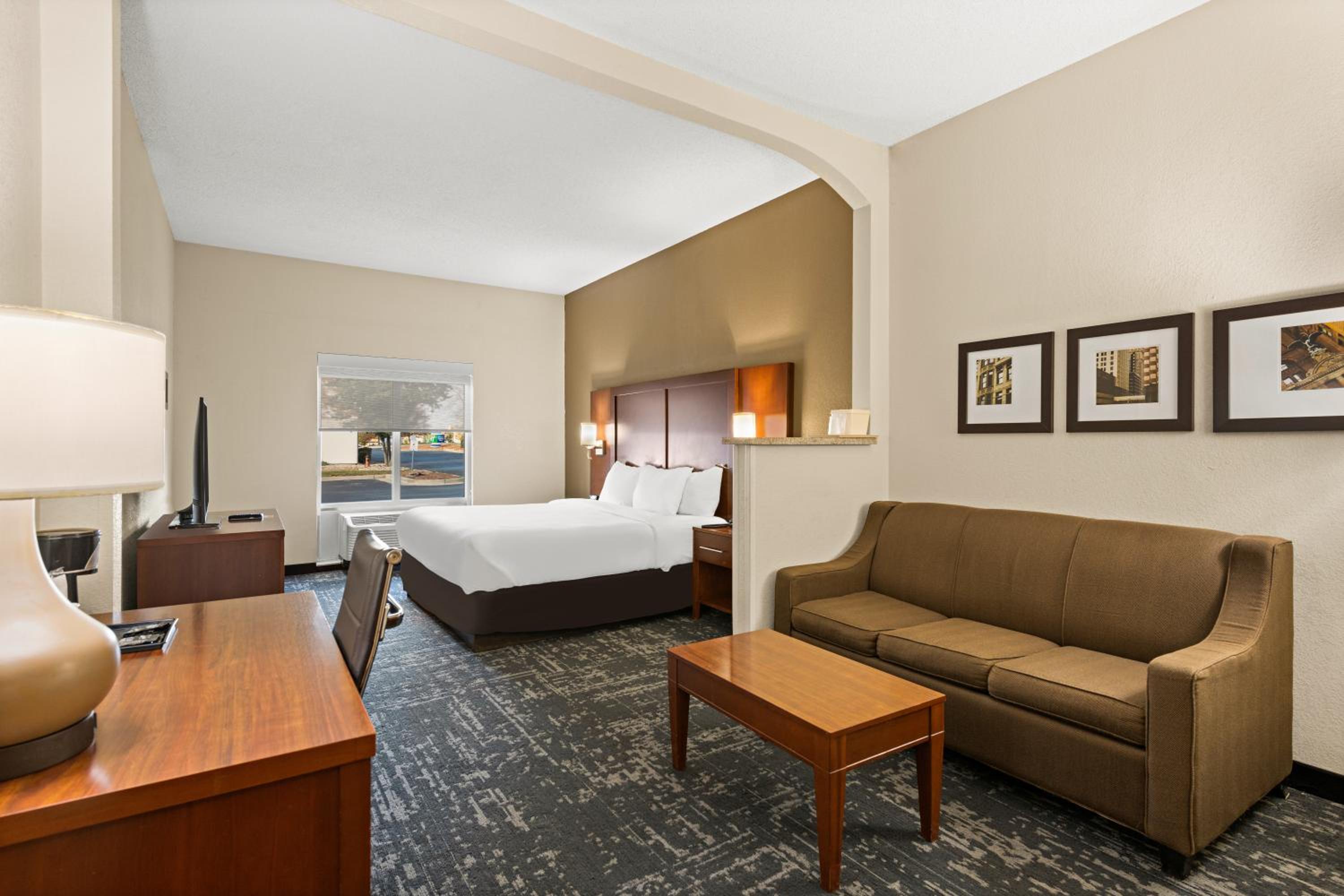 King Suite - Accessible/Non Smoking - Photo 3