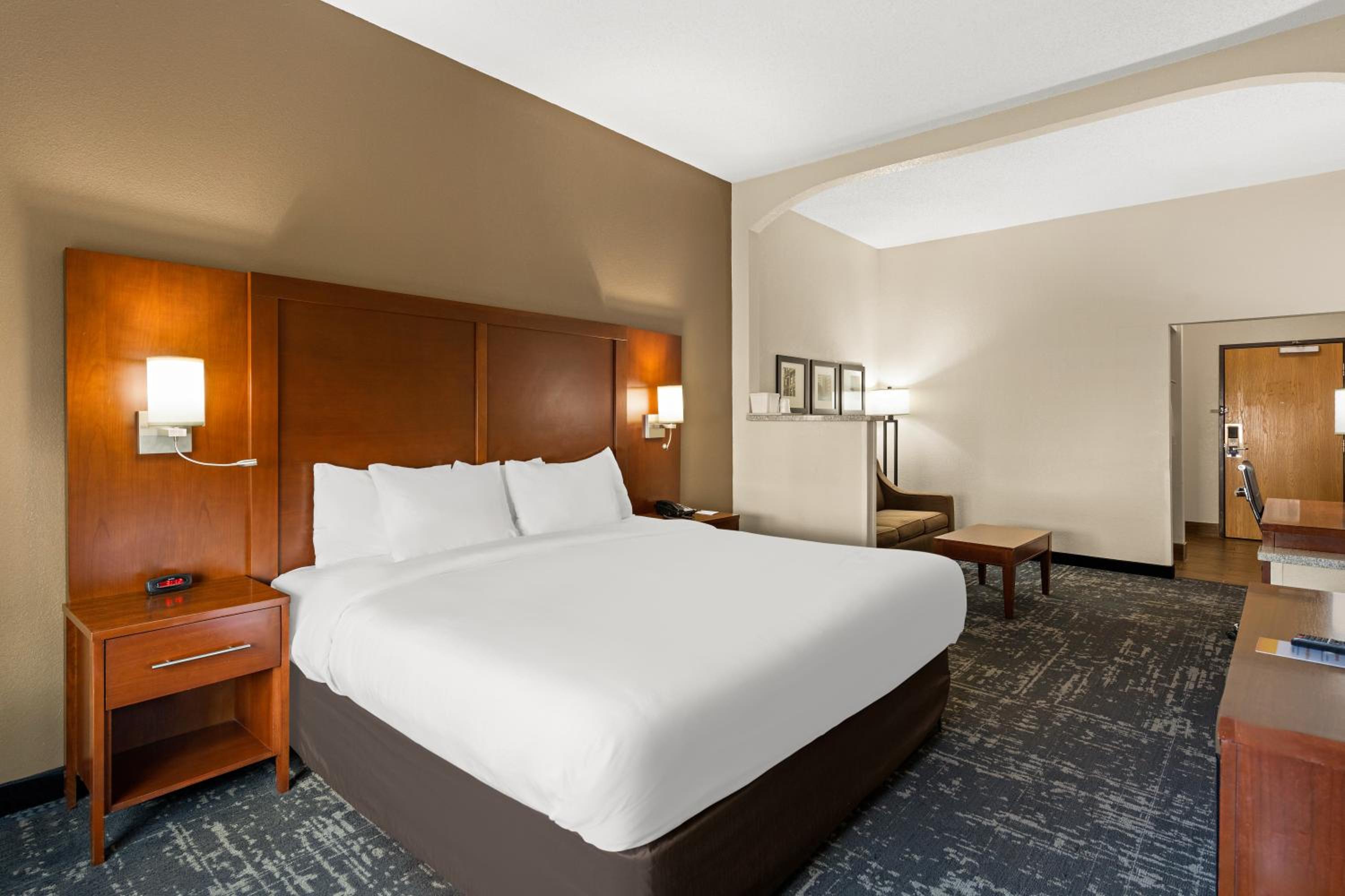 King Suite - Accessible/Non Smoking - Photo 1