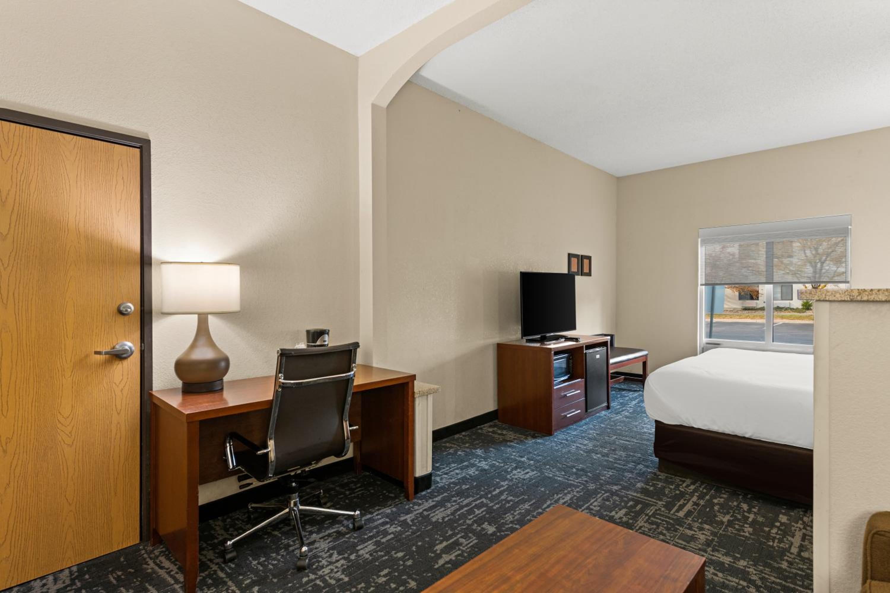 King Suite - Accessible/Non Smoking - Photo 4