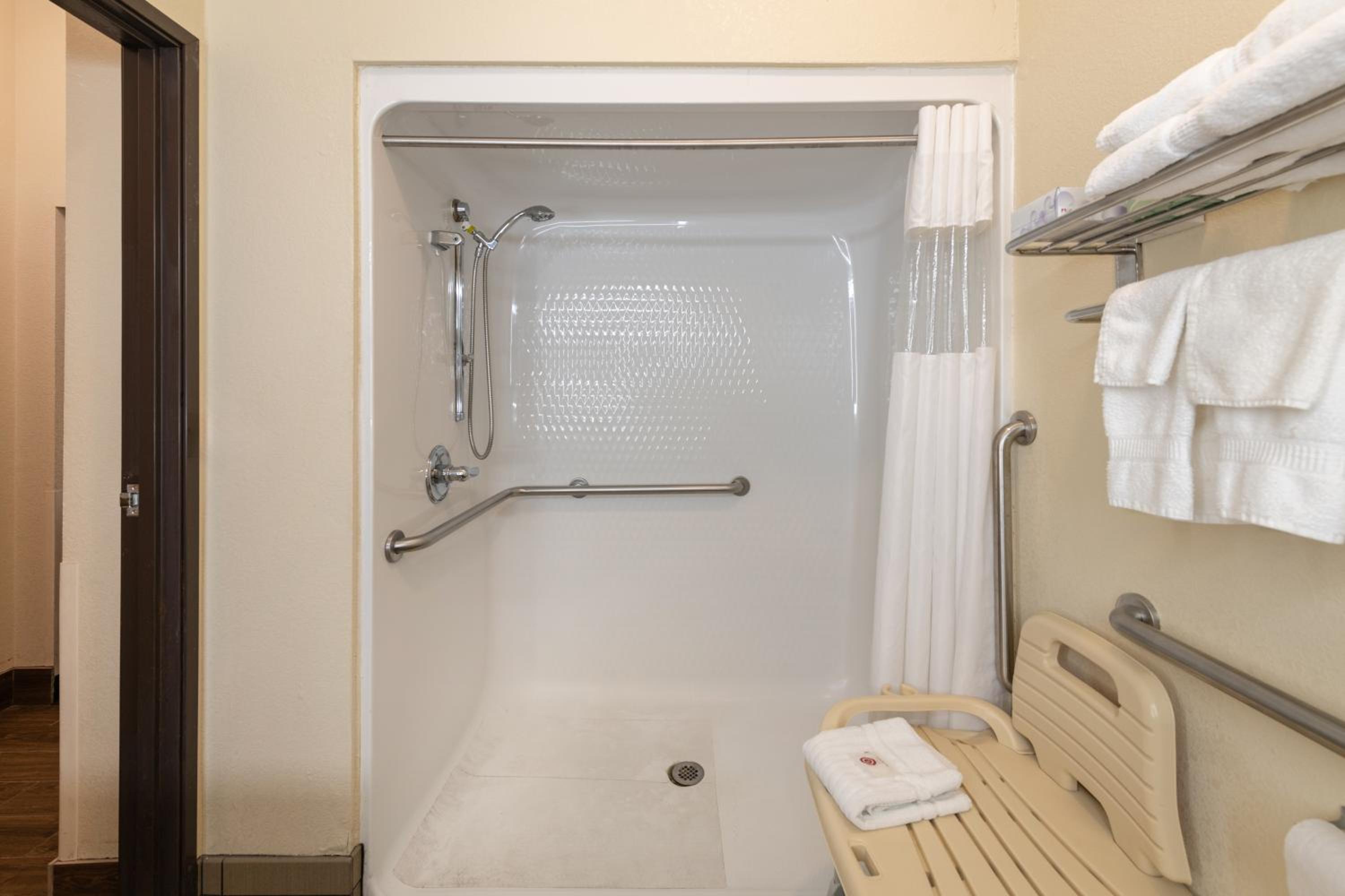 King Suite - Accessible/Non Smoking - Photo 2