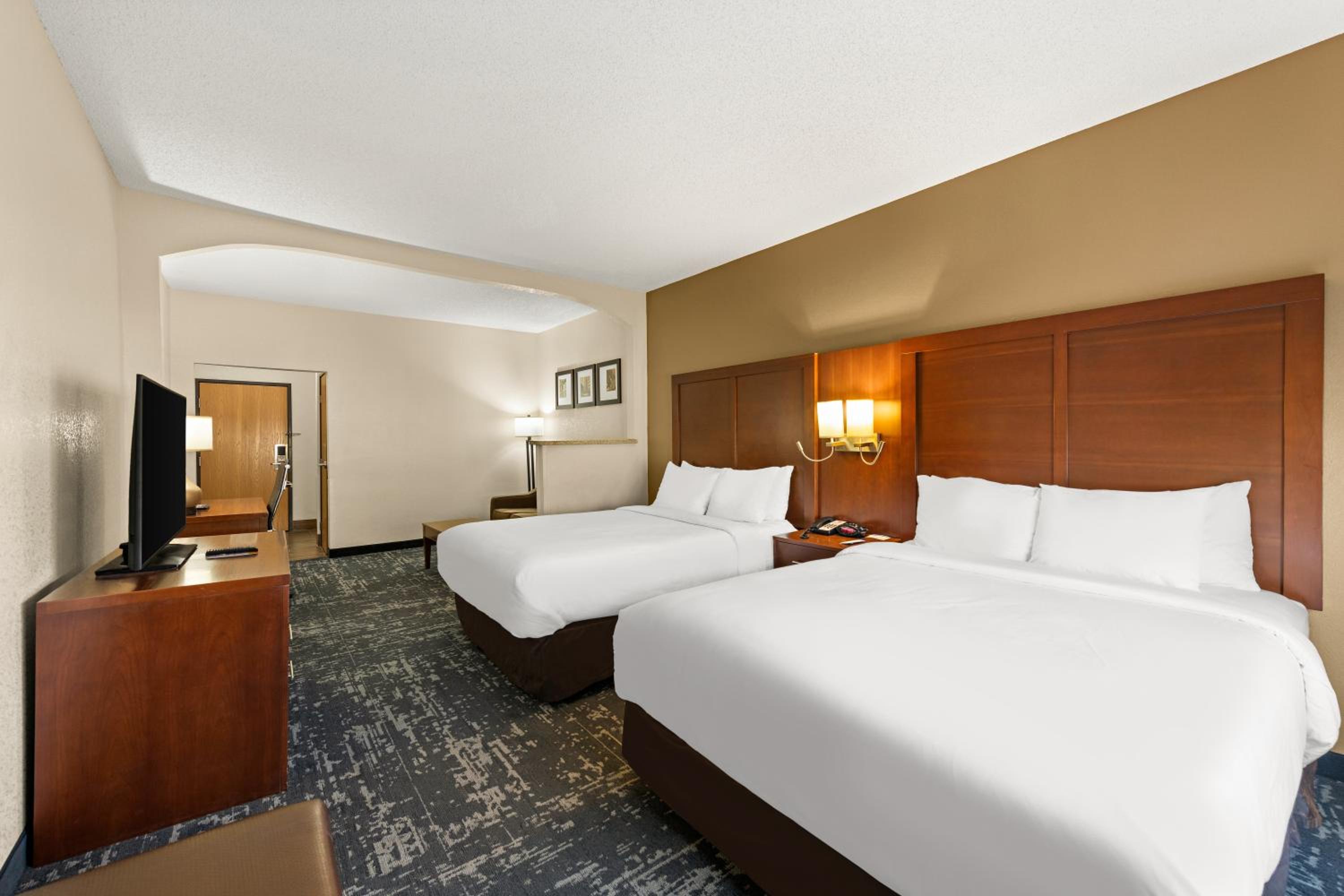 Queen Suite with Two Queen Beds - Non Smoking - Photo 1