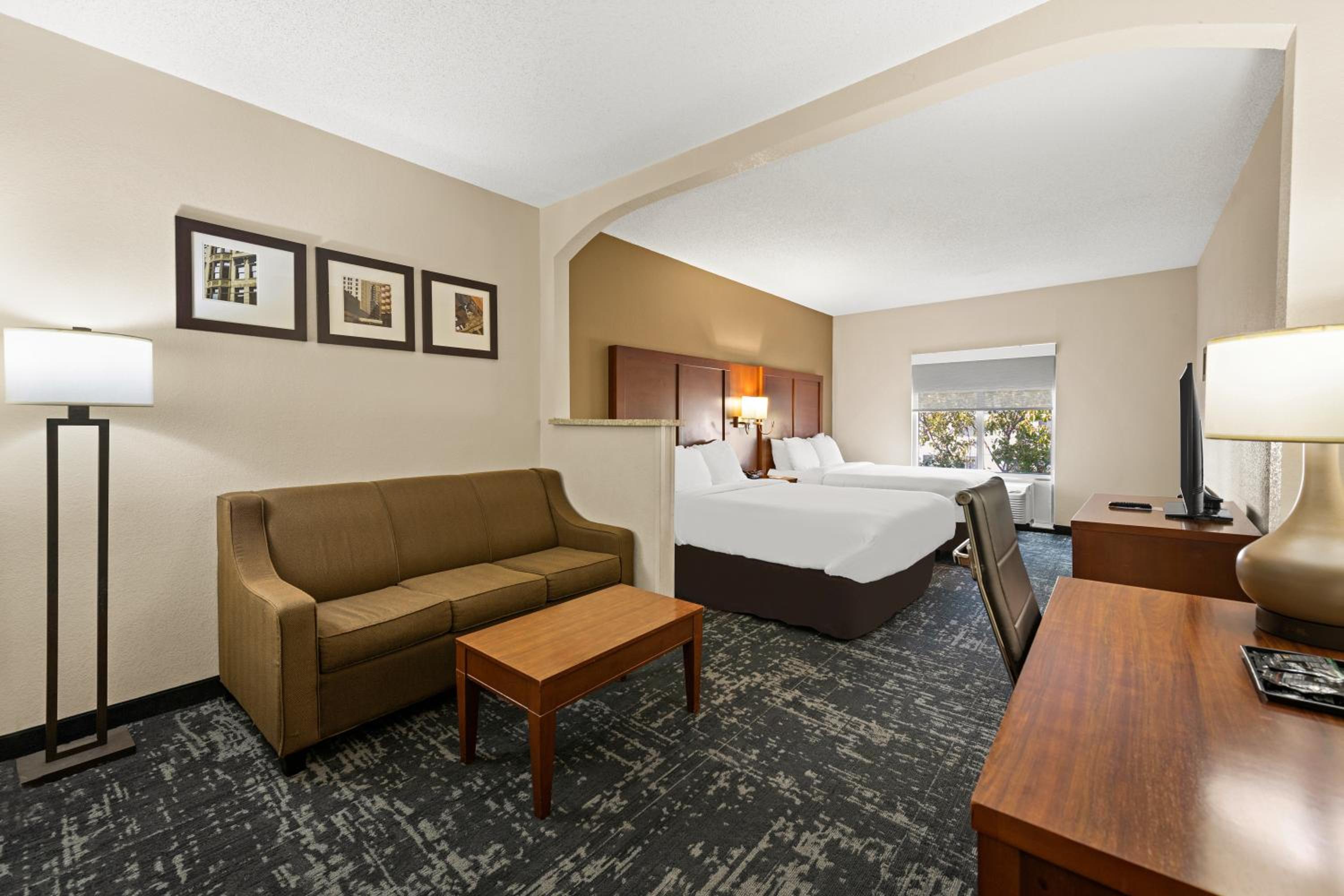 Queen Suite with Two Queen Beds - Non Smoking - Photo 2