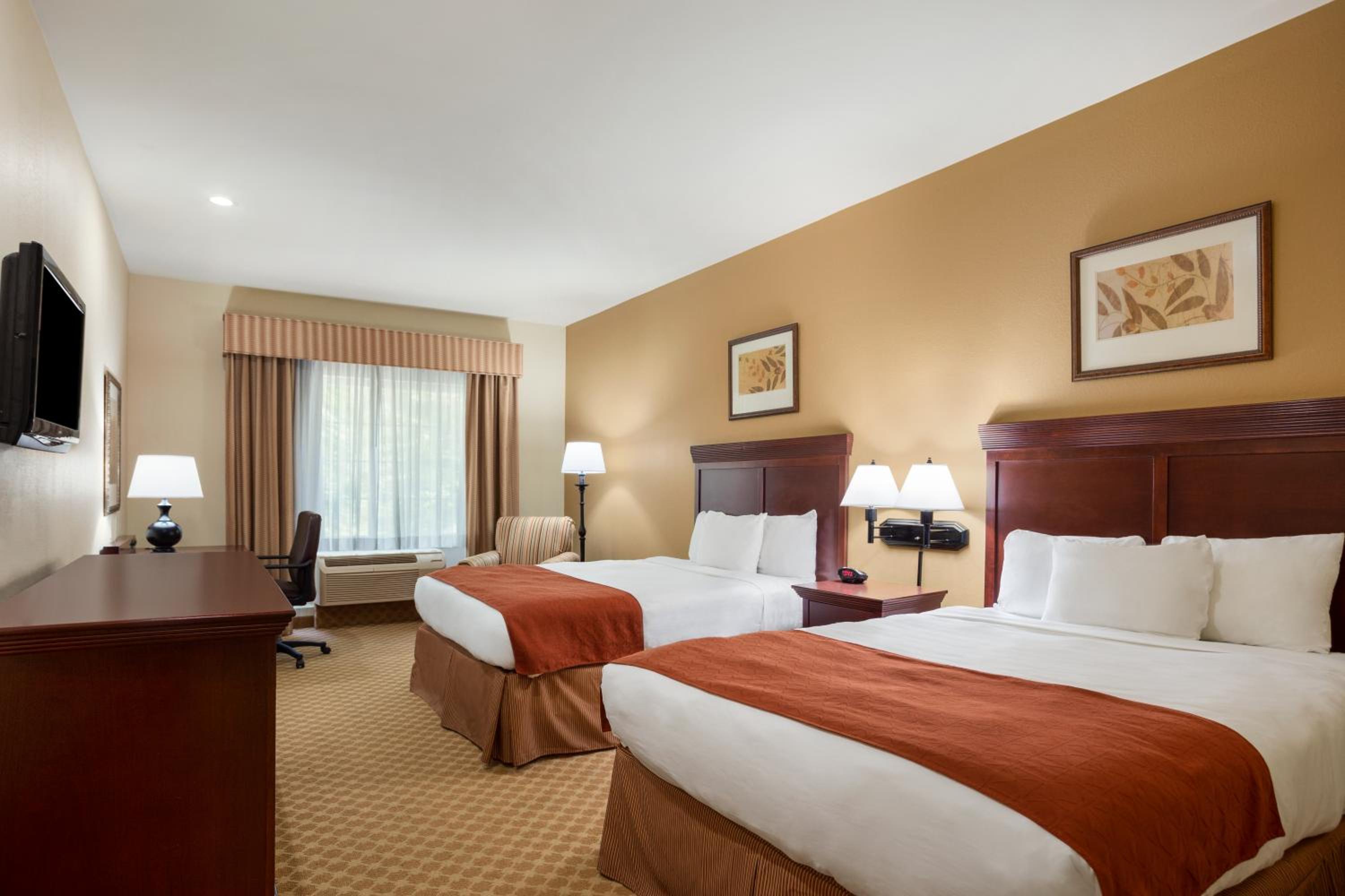 Queen Room with Two Queen Beds - Non-Smoking - Photo 1