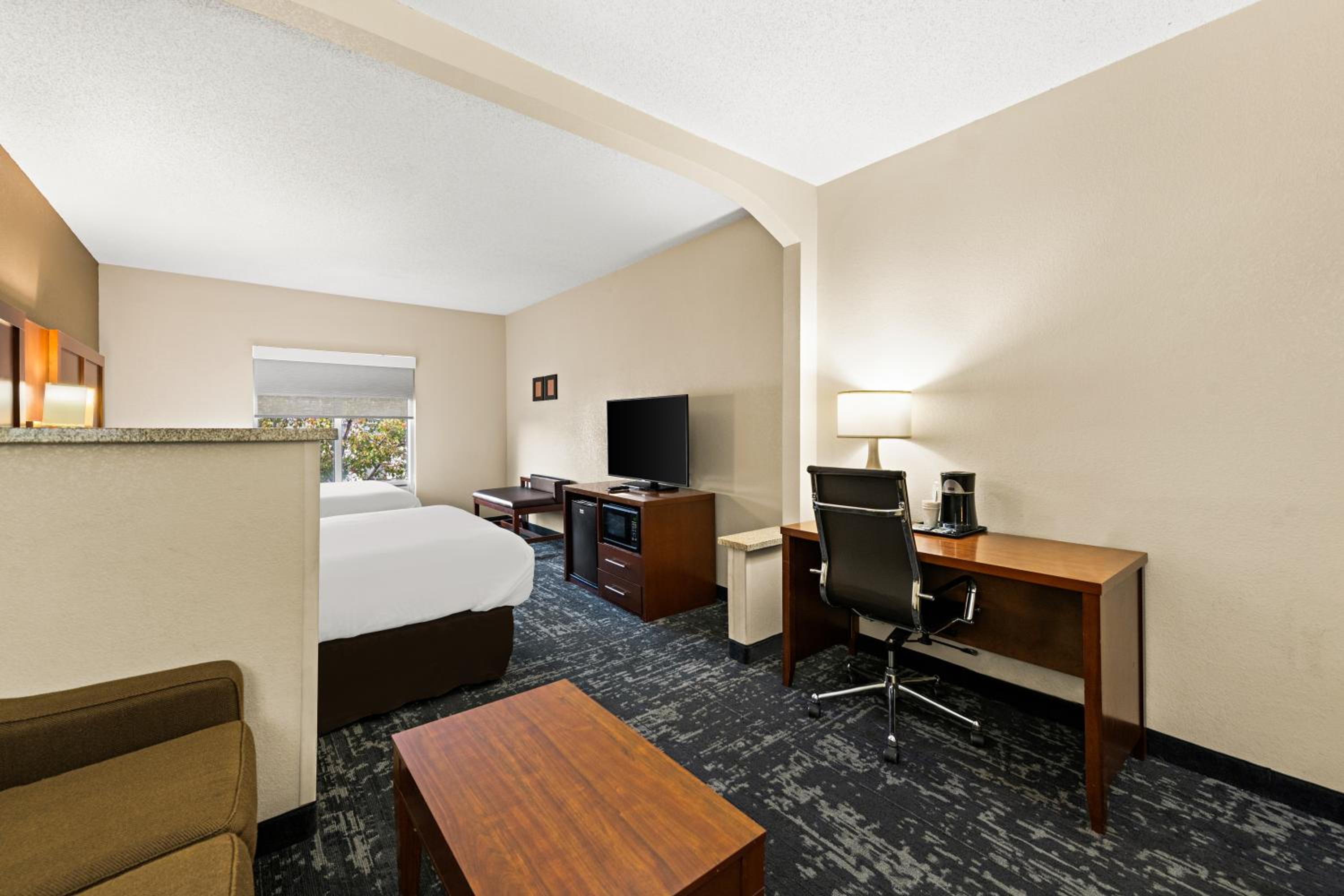 Queen Suite with Two Queen Beds - Non Smoking - Photo 4