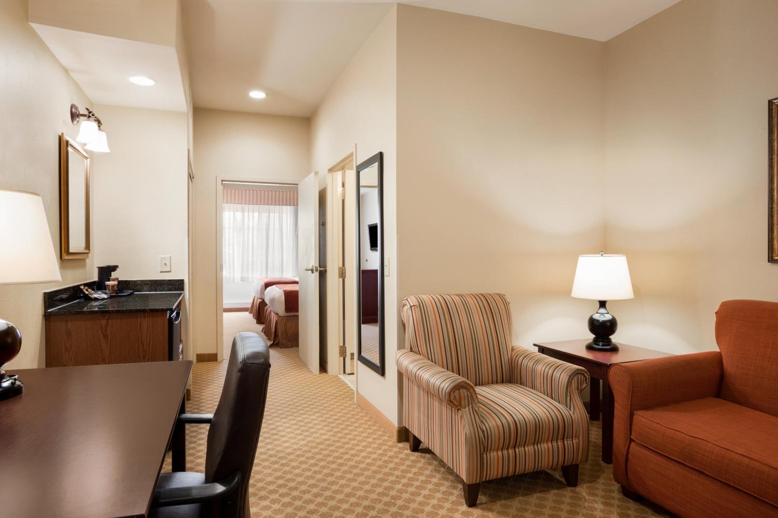 One-Bedroom Queen Suite with Sofa Bed - Non-Smoking - Photo 8