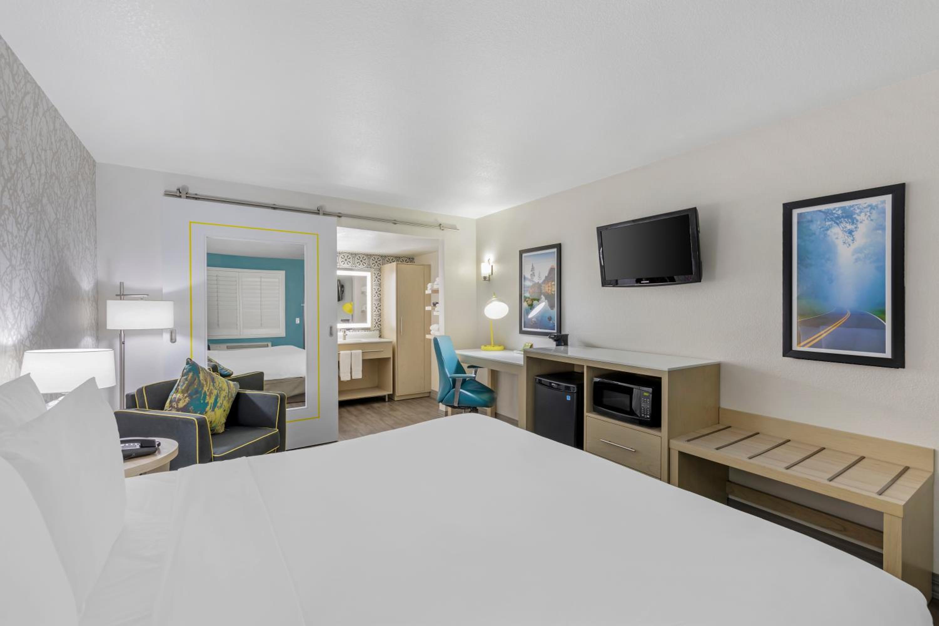 King Room - Non Smoking - Photo 2
