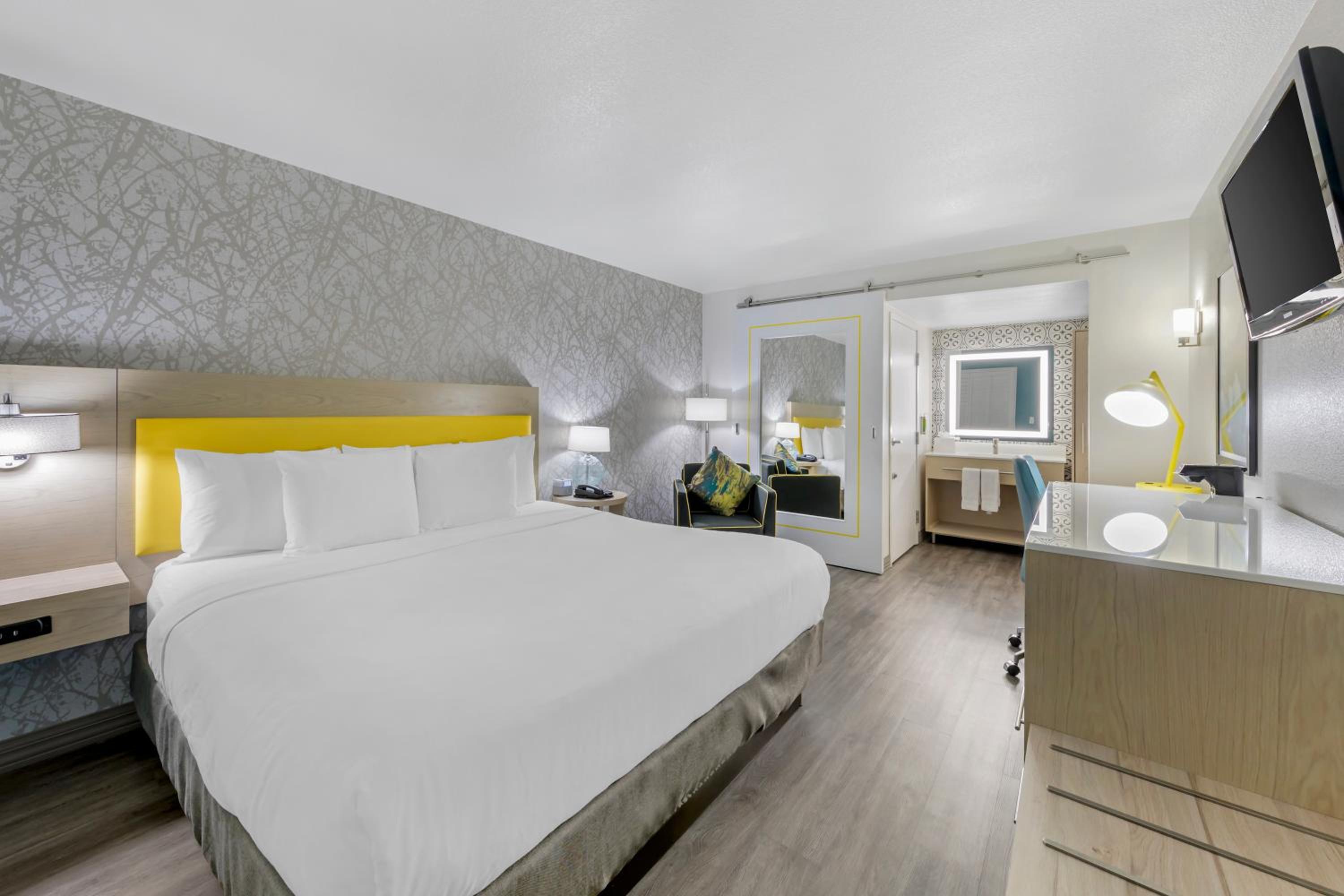 King Room - Non Smoking - Photo 1
