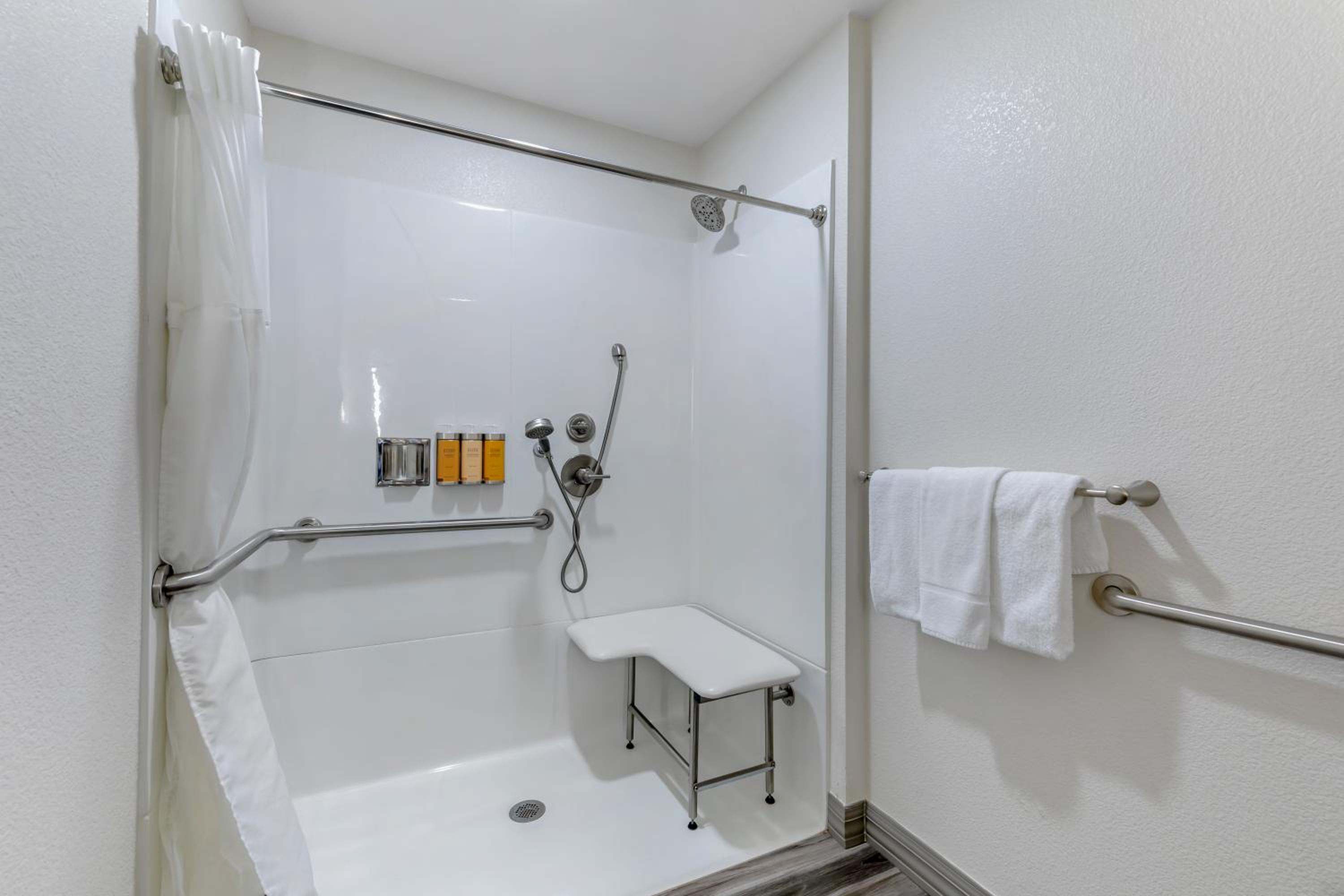 King Room 1st Floor Roll In Shower - Accessible/Non Smoking photo 3