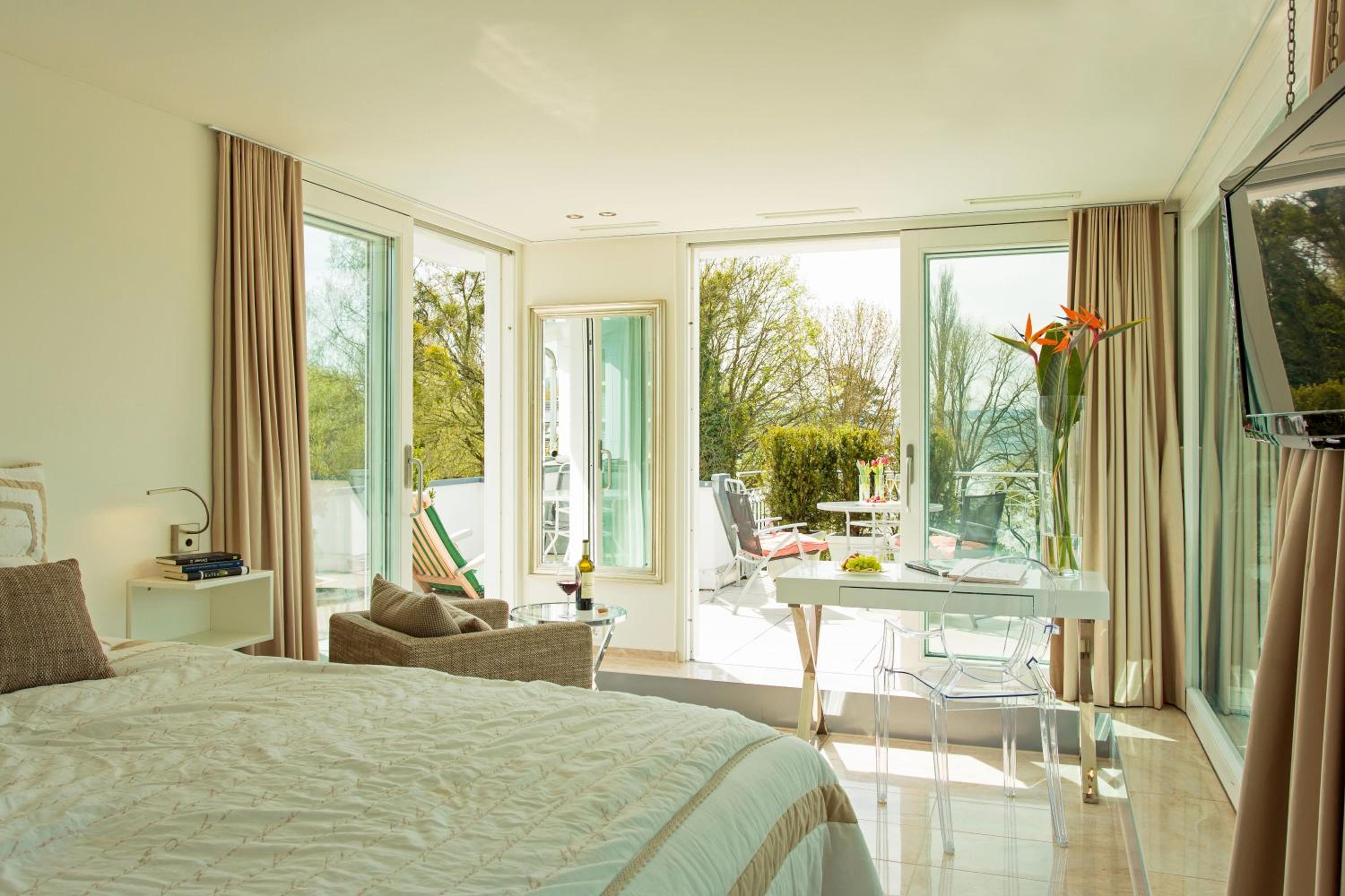 Suite with Lake View
