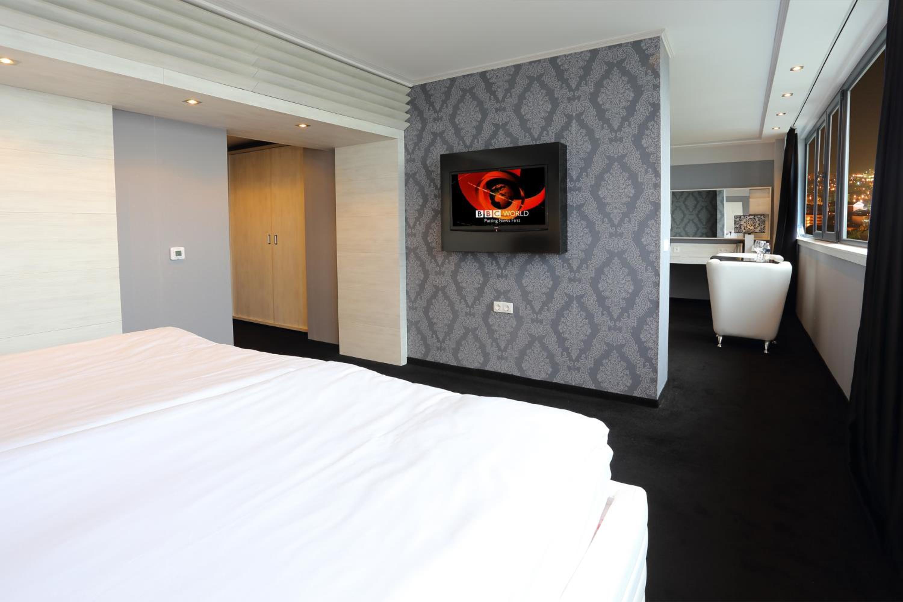 Executive Two-Bedroom Suite With River View(4 Adults + 2 Children) And Free Parking photo 3