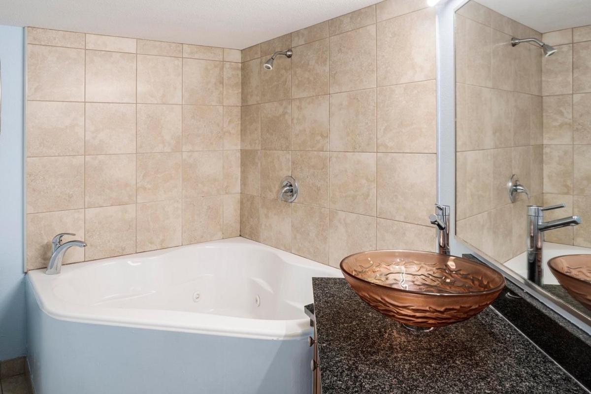 Deluxe Suite King and Full with Garden Tub Oceanfront - Photo 3