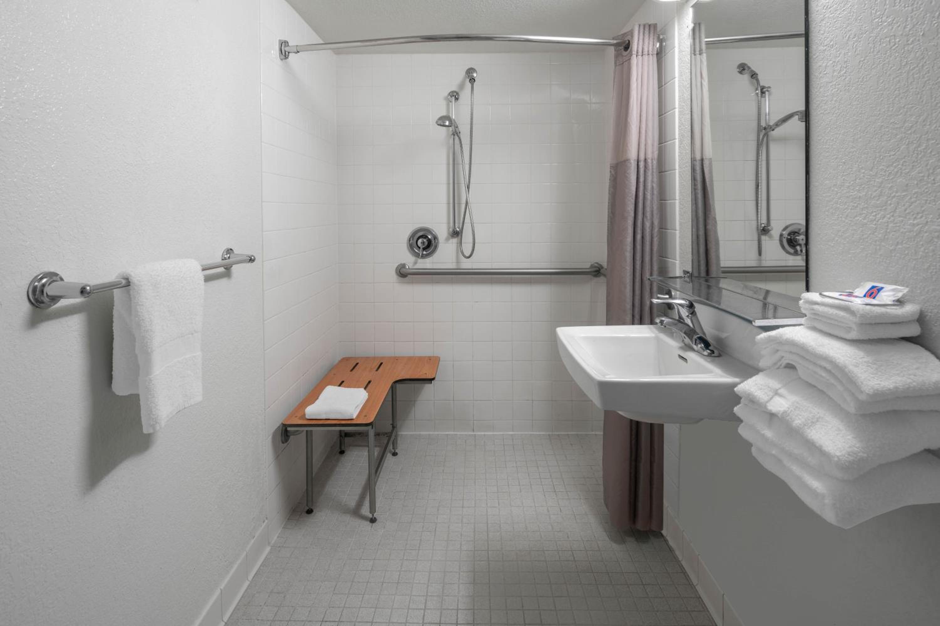 Quadruple Room - Non-Smoking photo 3