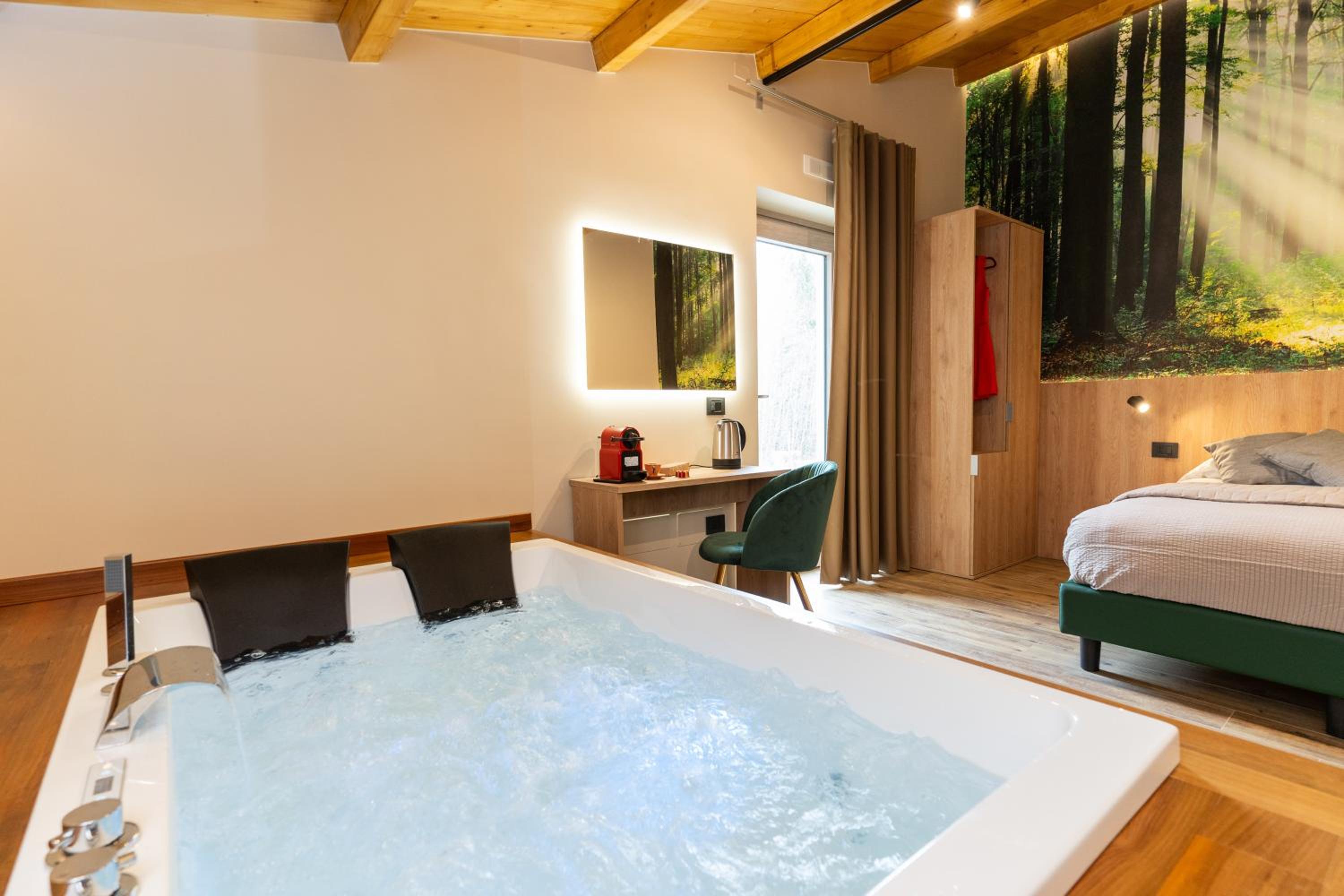 Deluxe Double Room with Bath photo 2