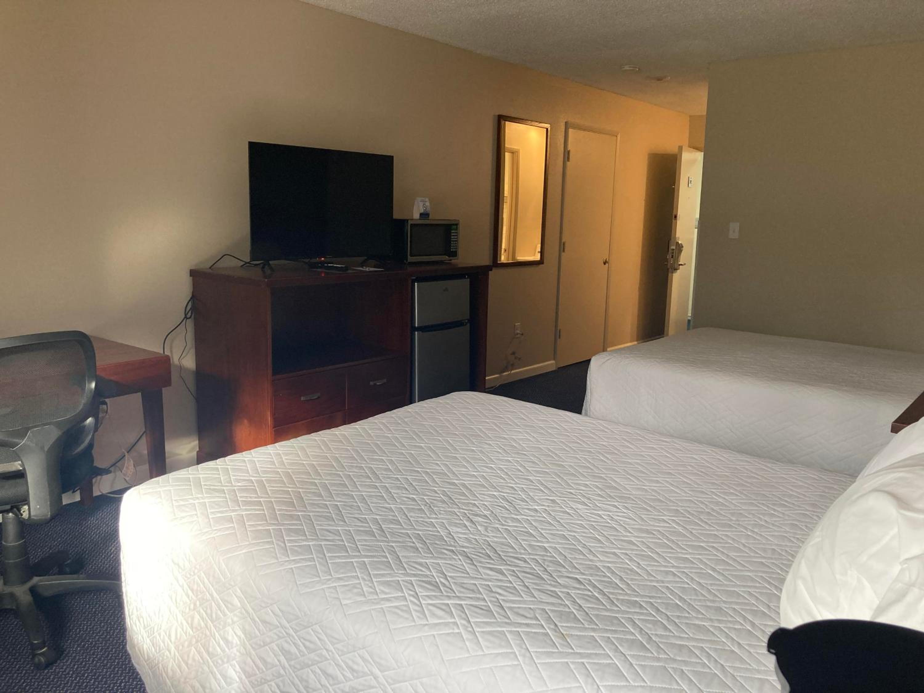 Queen Room with Two Queen Beds - Non-Smoking - Photo 4