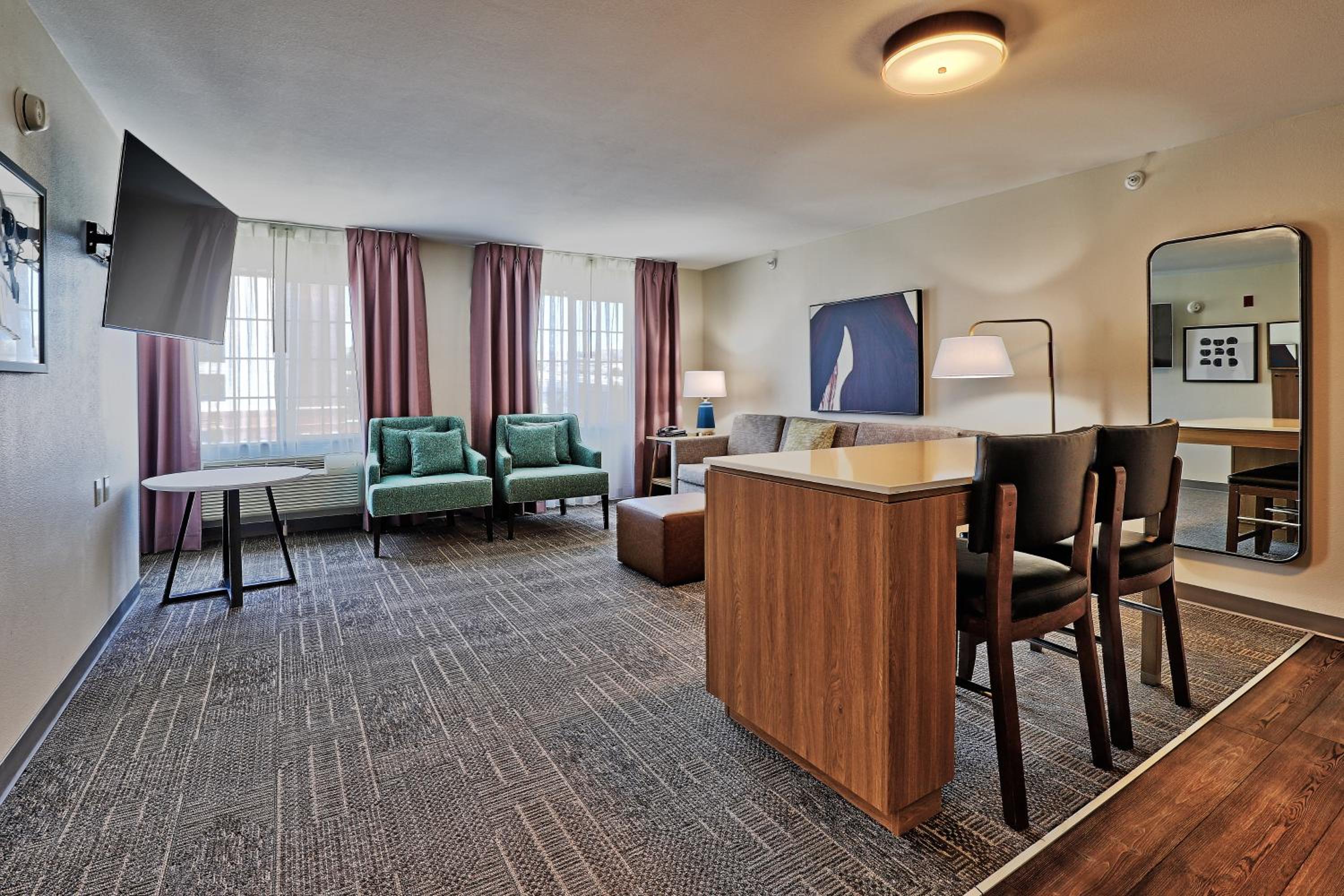 One-Bedroom Queen Suite -Non-Smoking