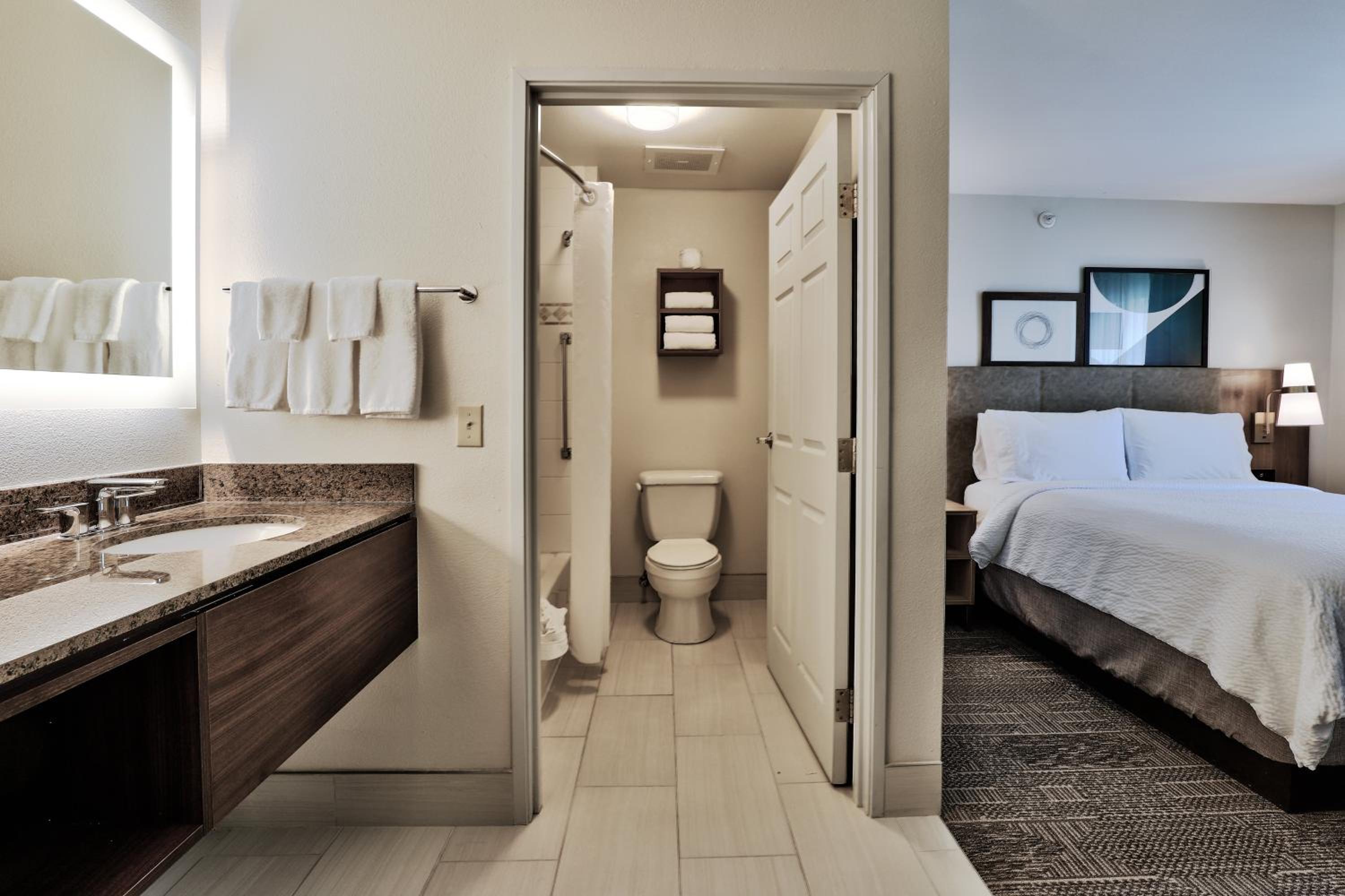 Queen Studio Suite - Photo 4