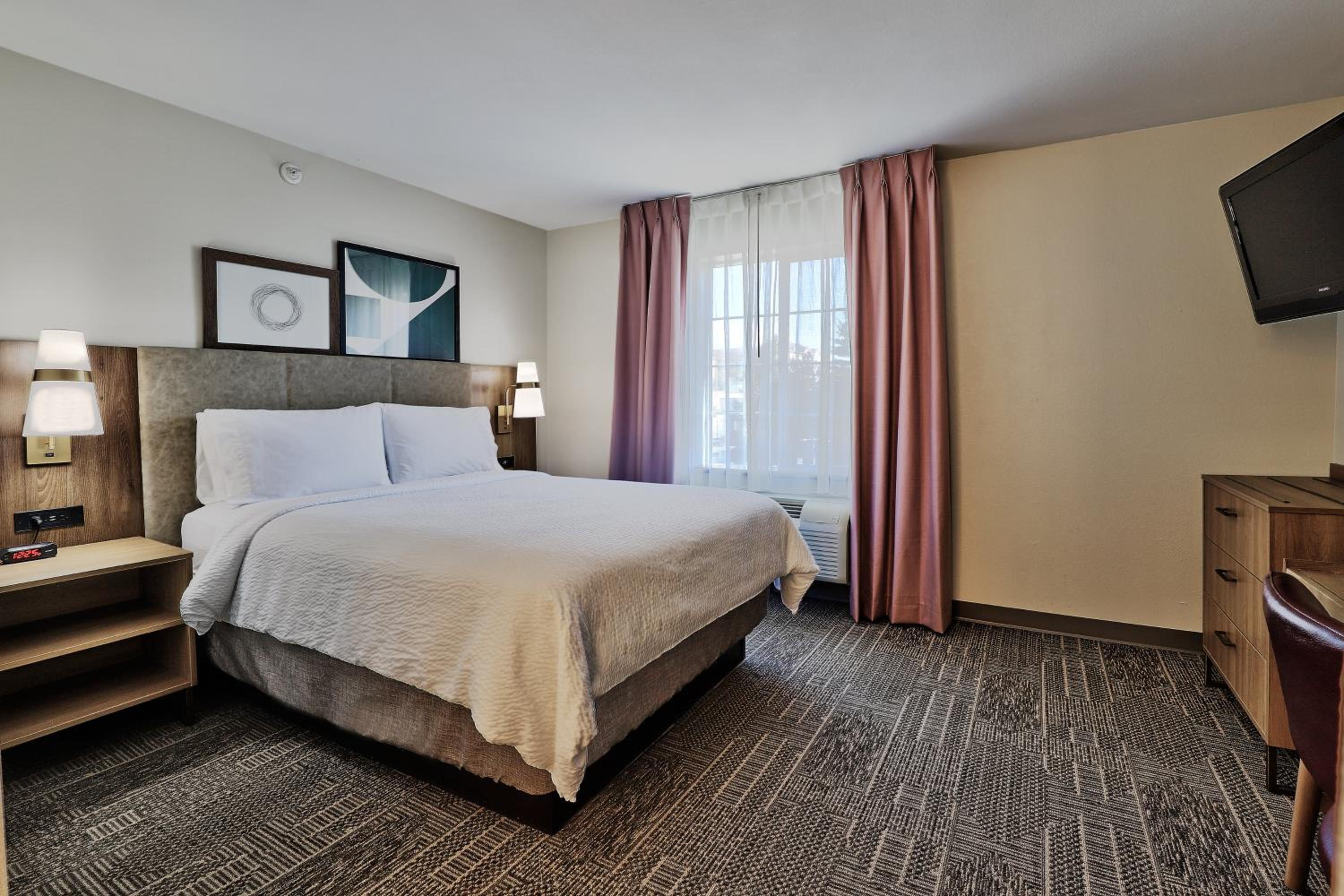 Deluxe Suite with Roll-in Shower - Hearing Accessible photo 1