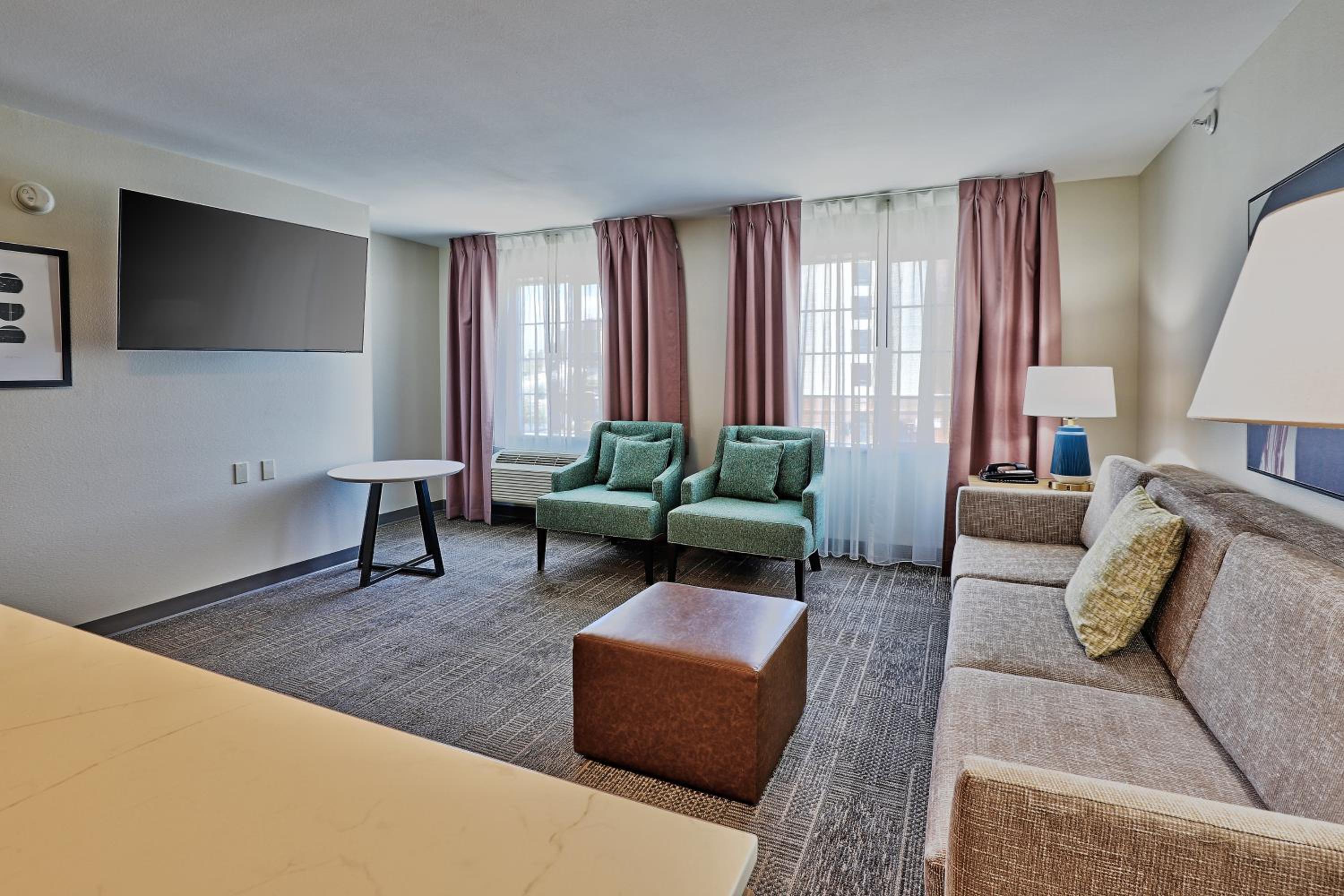 One-Bedroom Queen Suite -Non-Smoking photo 2