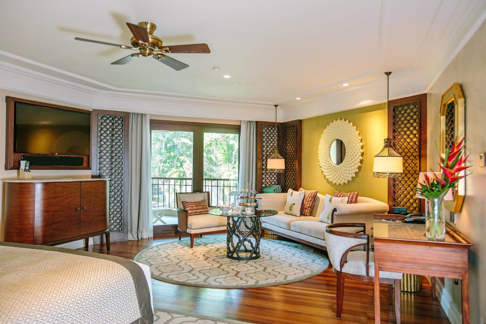 Premium King Room with Balcony, Garden View and Club Lounge Access - Photo 3