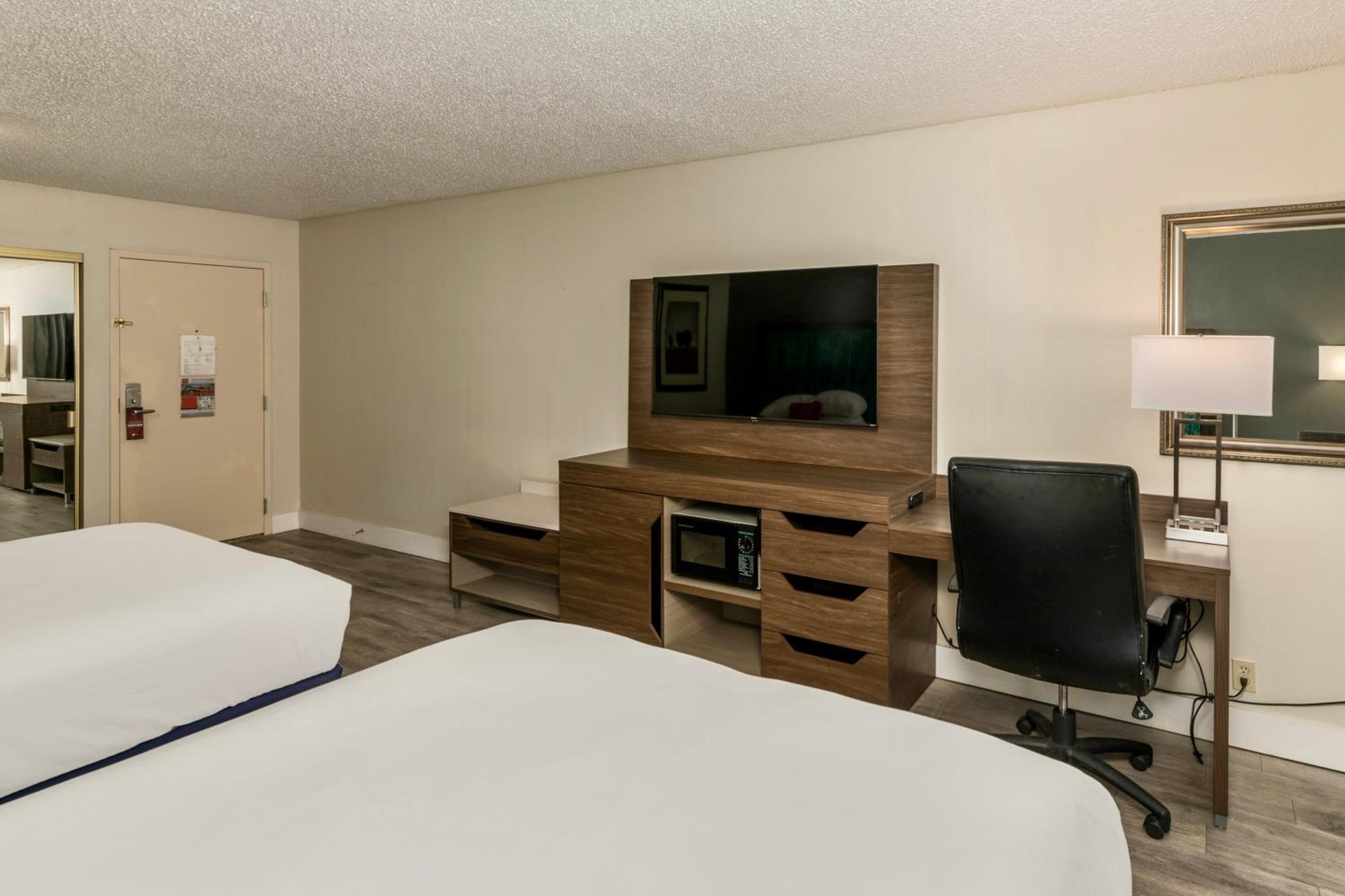 Superior Queen Room with Two Queen Beds photo 3