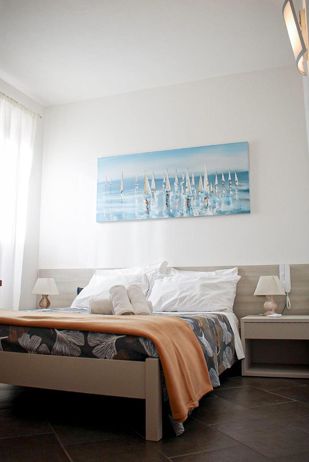 Double Room with Private Bathroom - Photo 2