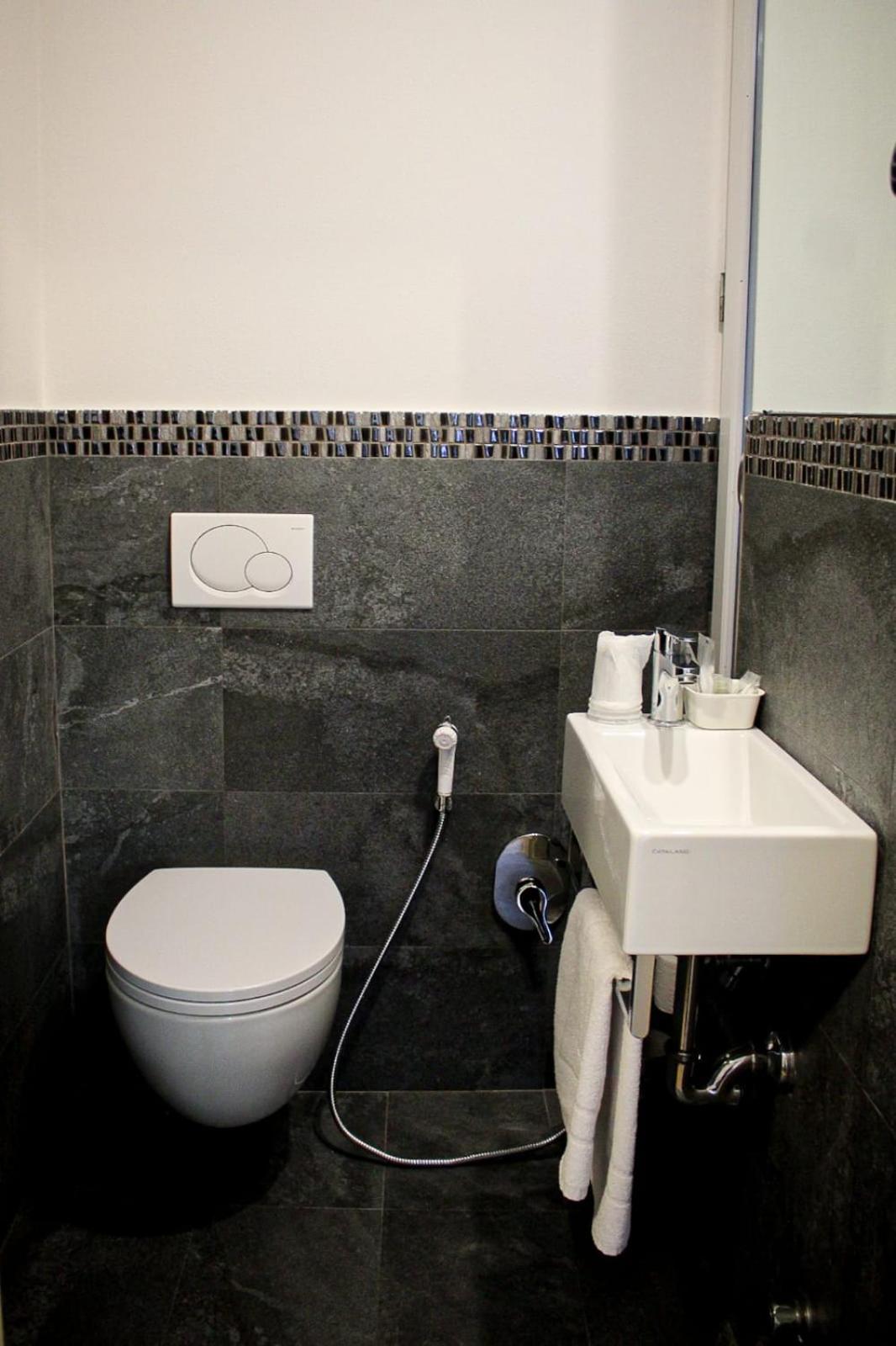 Double Room with Balcony - Photo 5