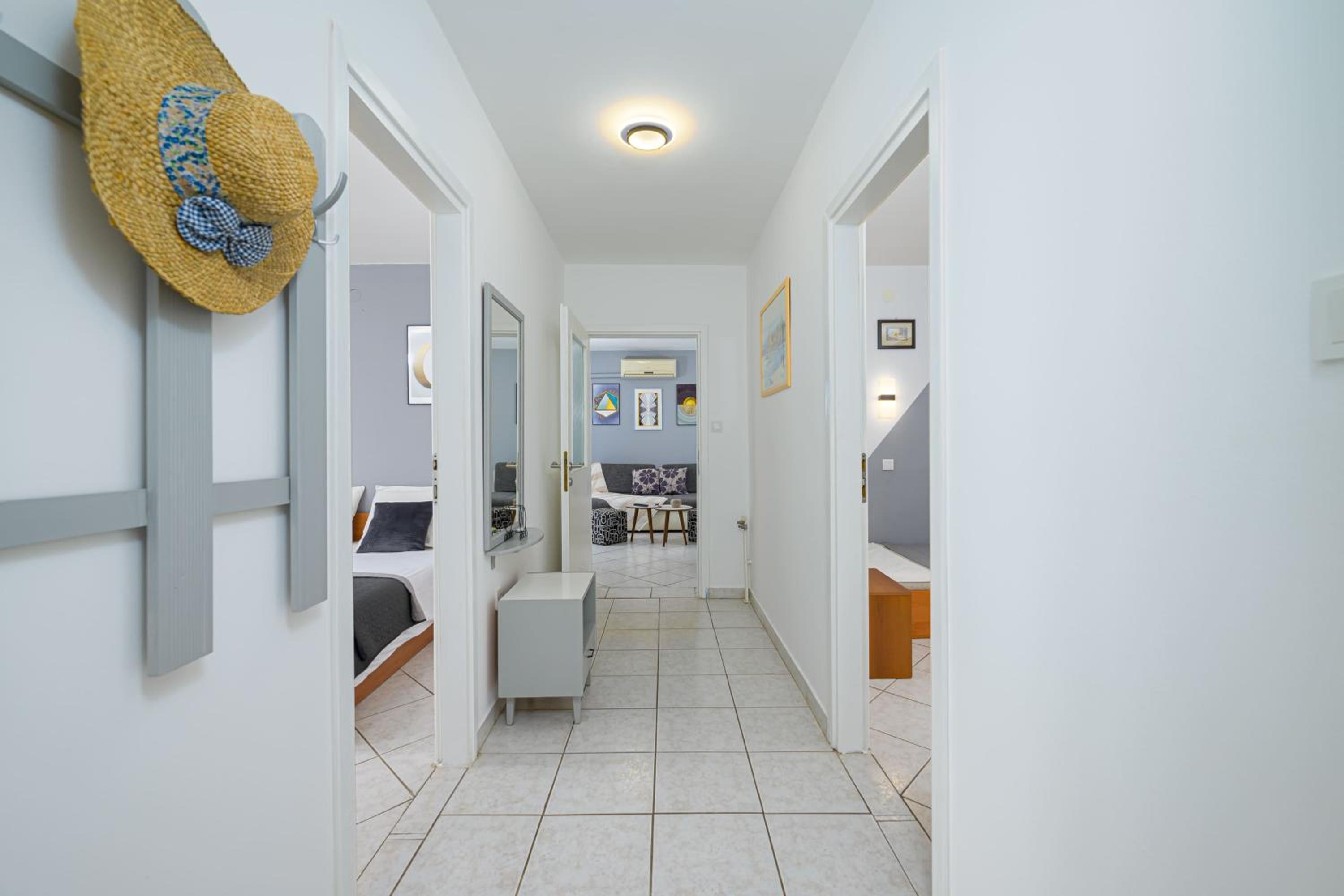 Comfort Two-Bedroom Apartment with Balcony - Photo 26