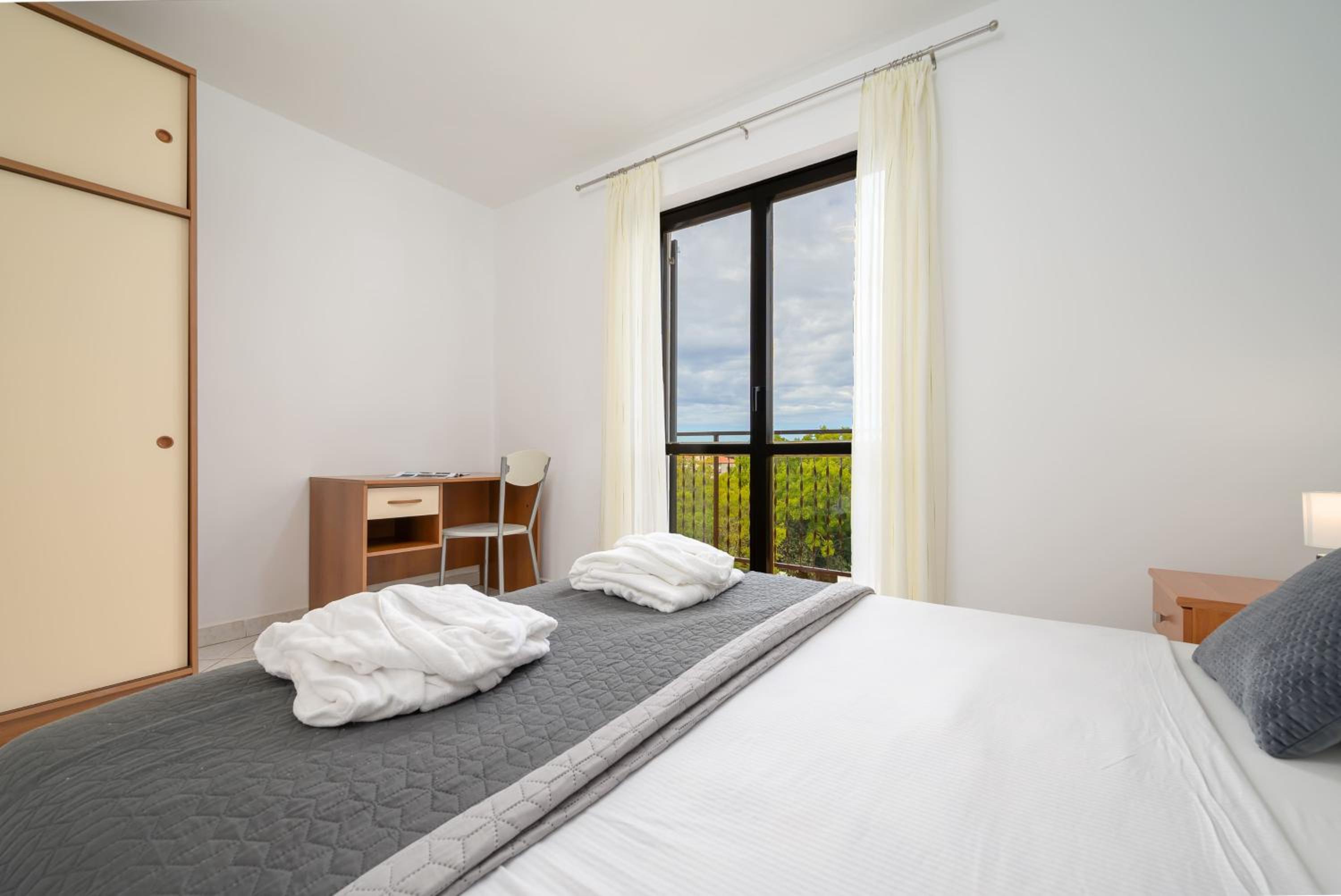 Comfort Two-Bedroom Apartment with Balcony - Photo 17