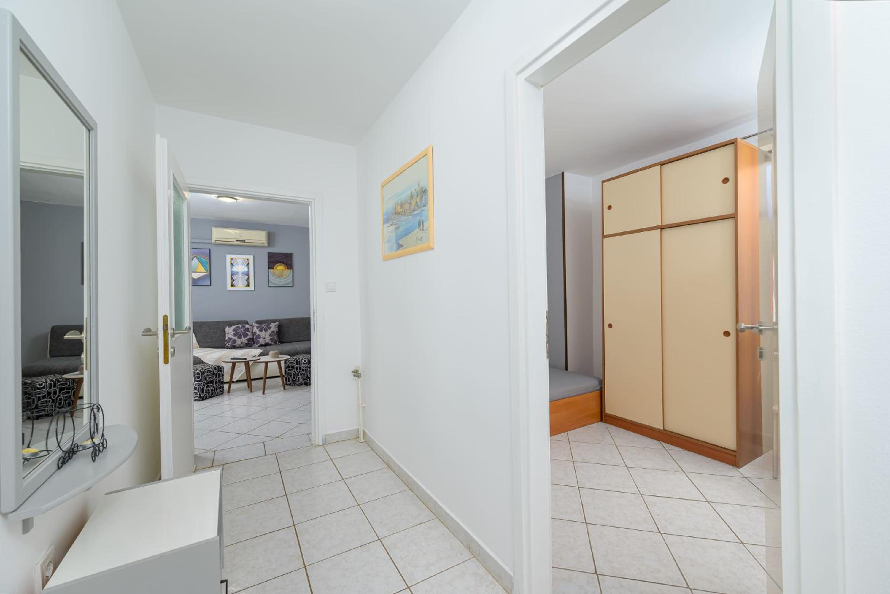 Comfort Two-Bedroom Apartment with Balcony - Photo 25