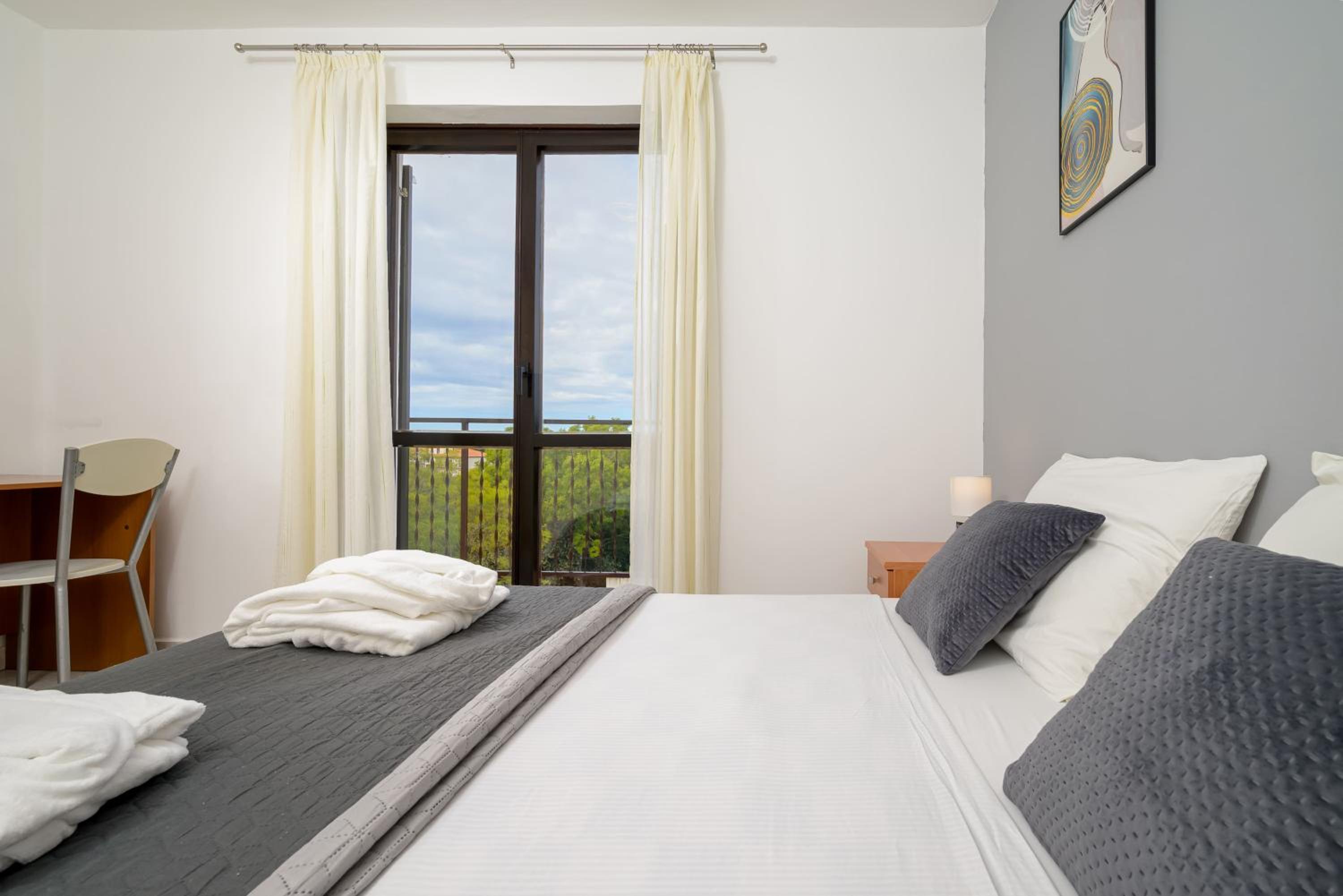Comfort Two-Bedroom Apartment with Balcony - Photo 19