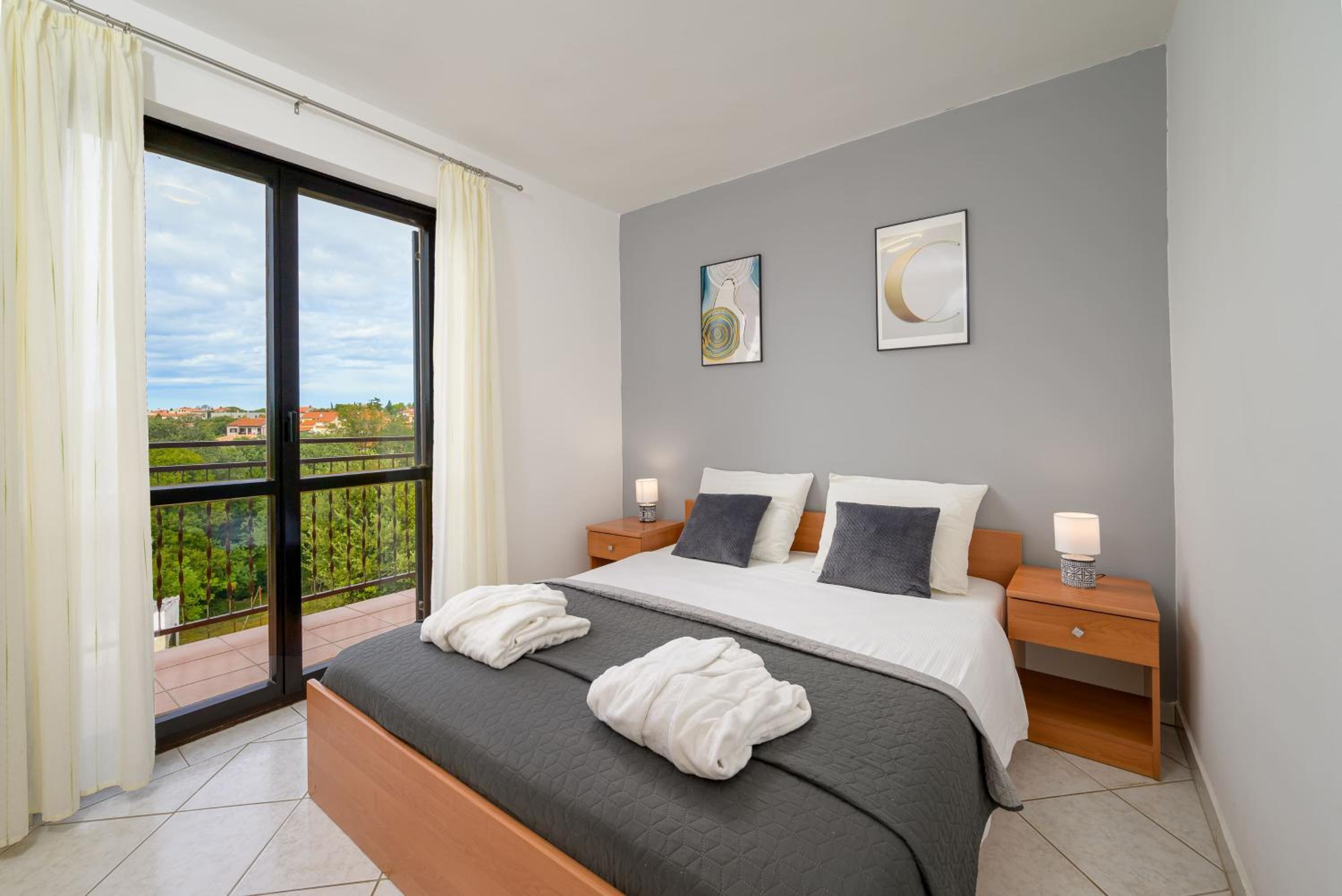 Comfort Two-Bedroom Apartment with Balcony - Photo 20