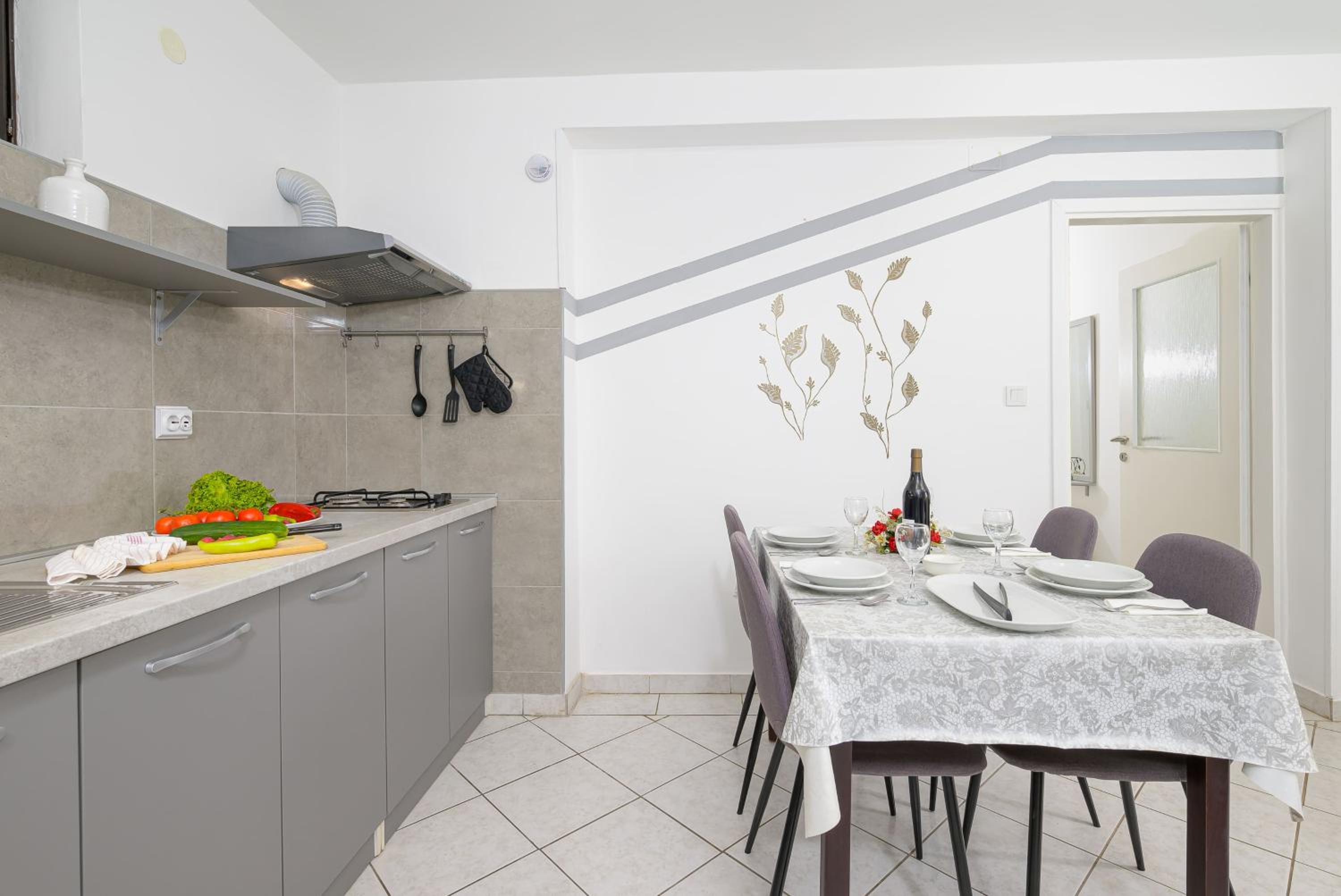 Comfort Two-Bedroom Apartment with Balcony - Photo 8
