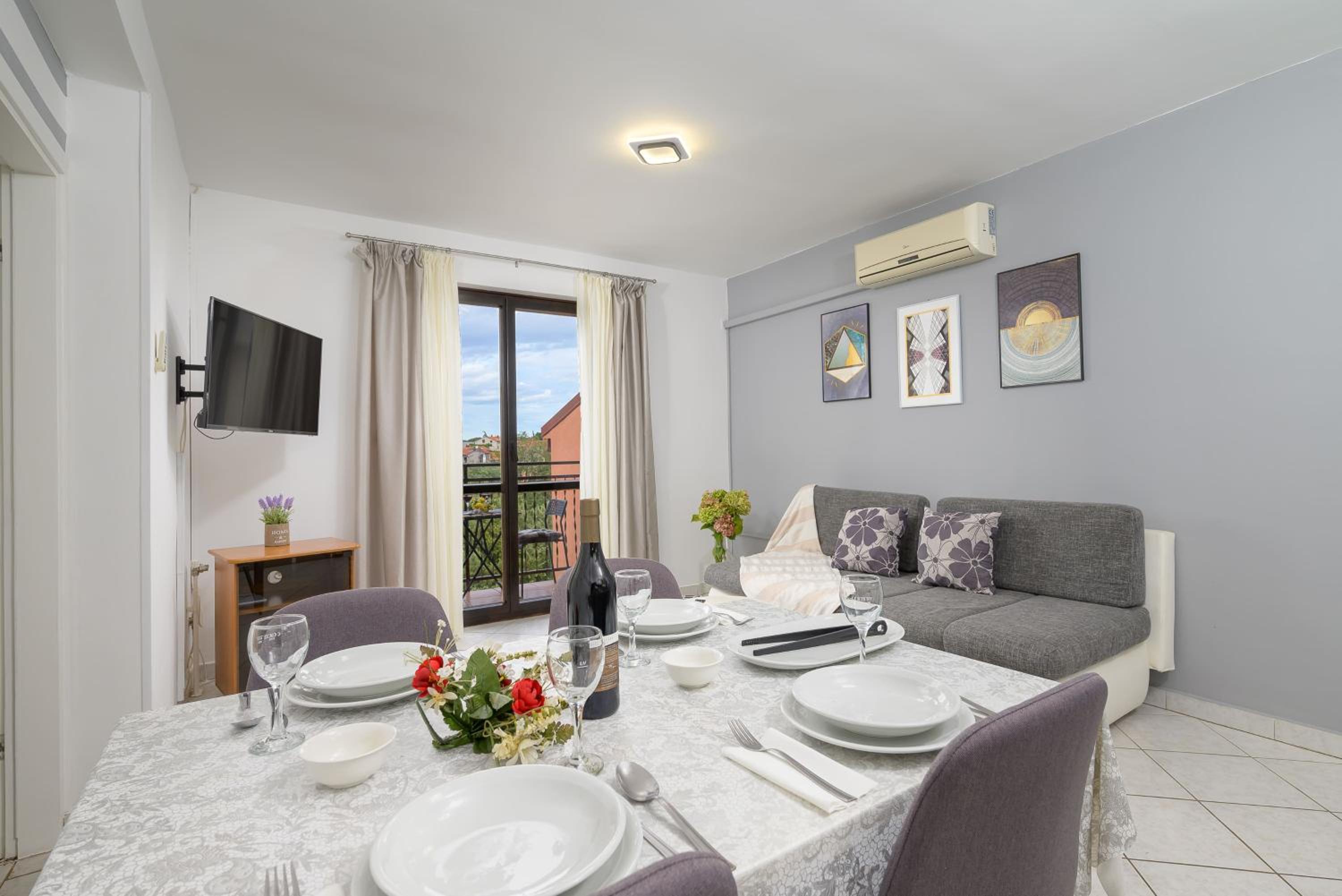 Comfort Two-Bedroom Apartment with Balcony - Photo 14