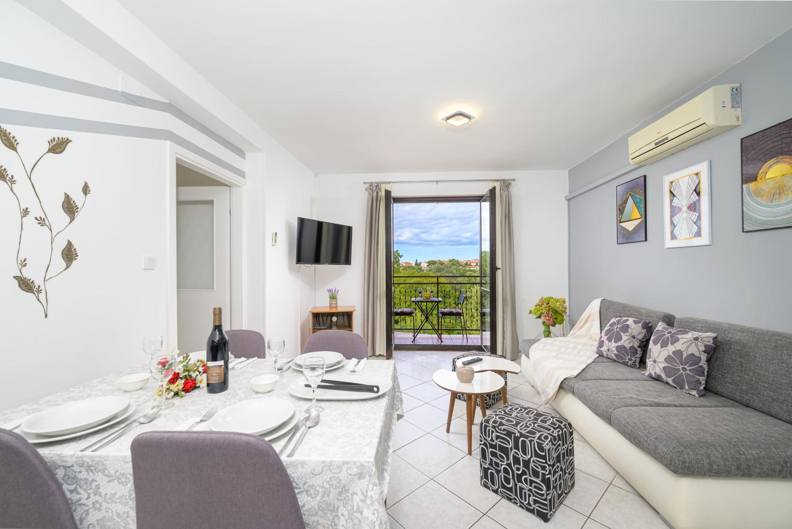 Comfort Two-Bedroom Apartment with Balcony - Photo 12