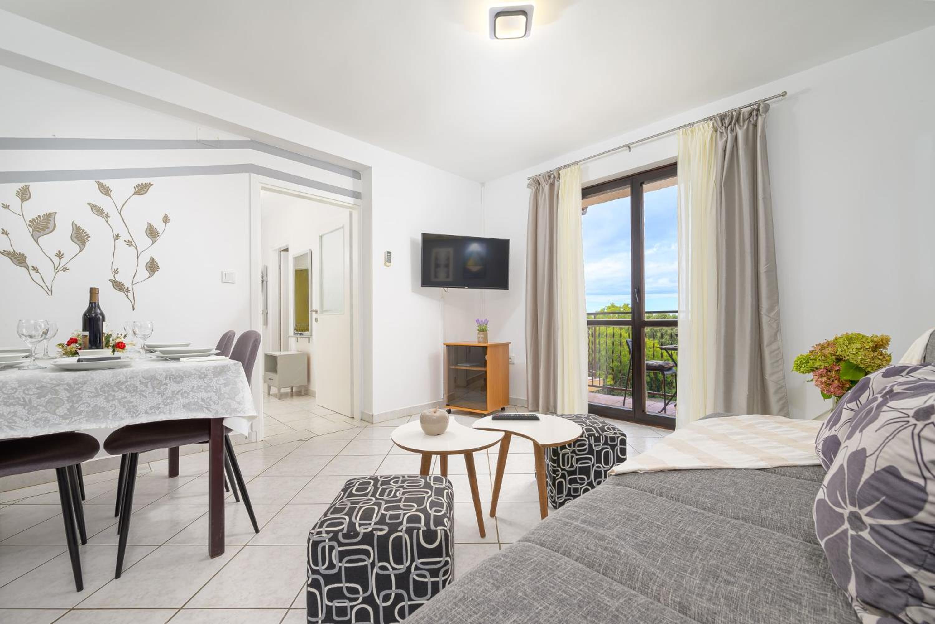 Comfort Two-Bedroom Apartment with Balcony - Photo 10
