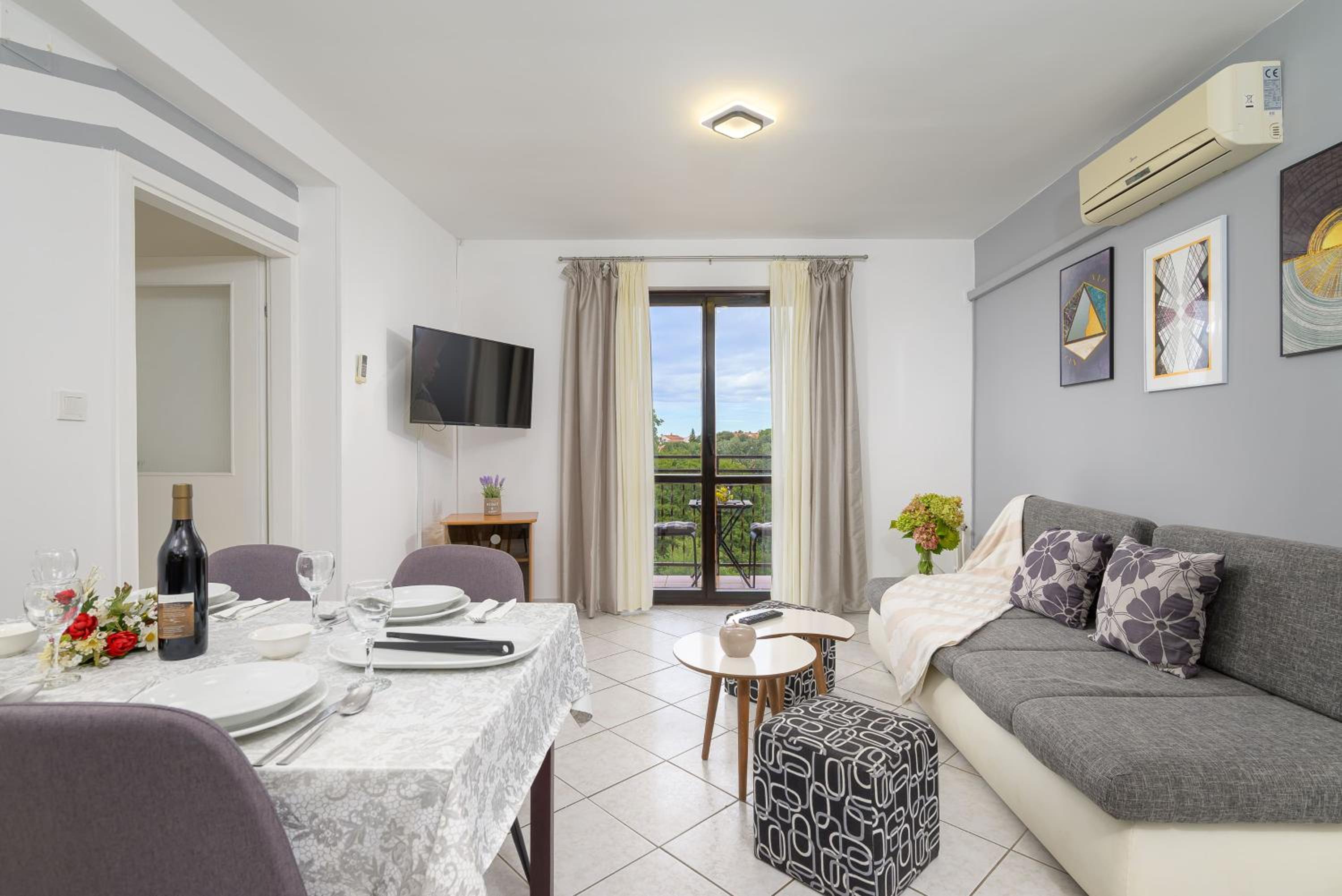 Comfort Two-Bedroom Apartment with Balcony - Photo 6