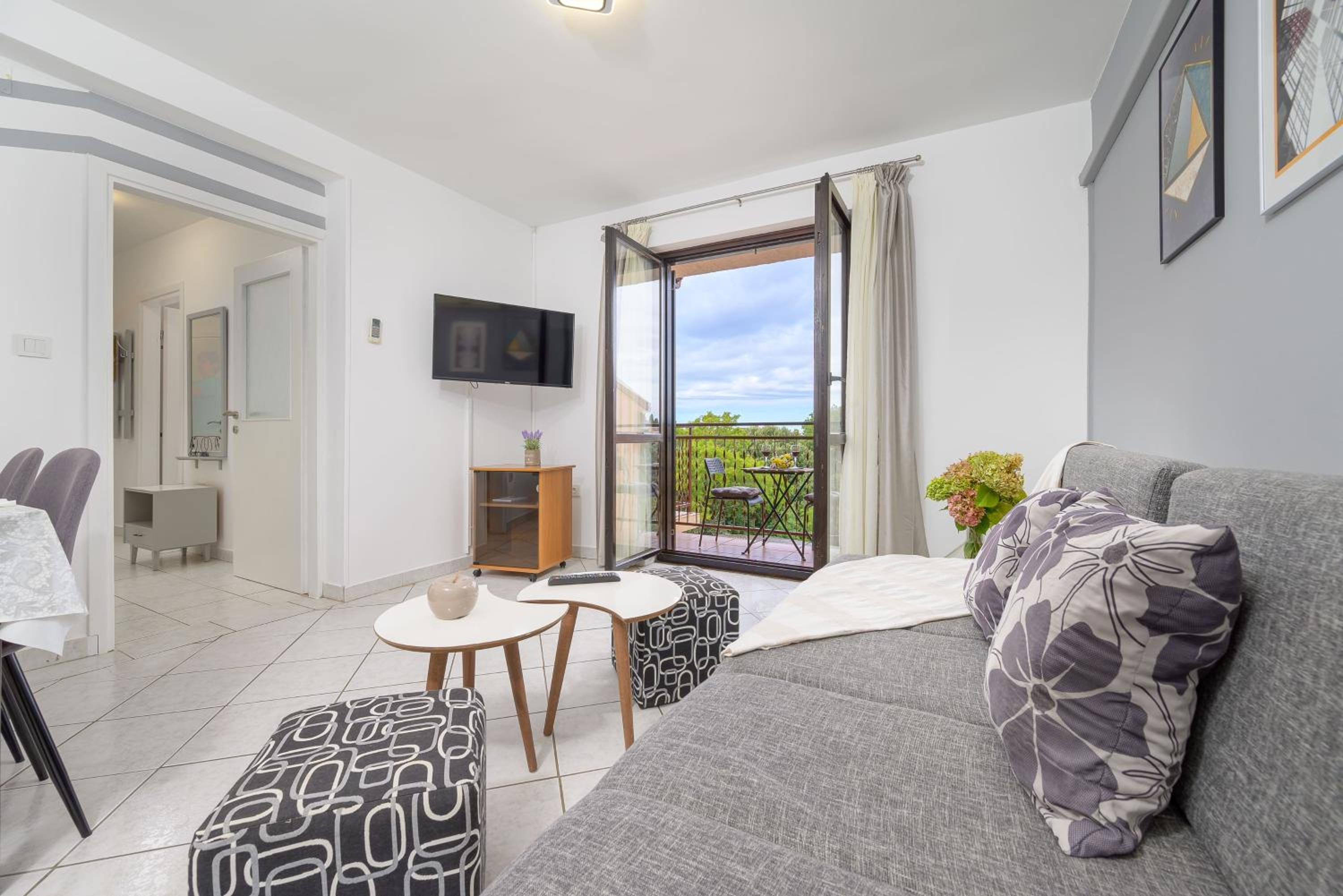 Comfort Two-Bedroom Apartment with Balcony - Photo 15