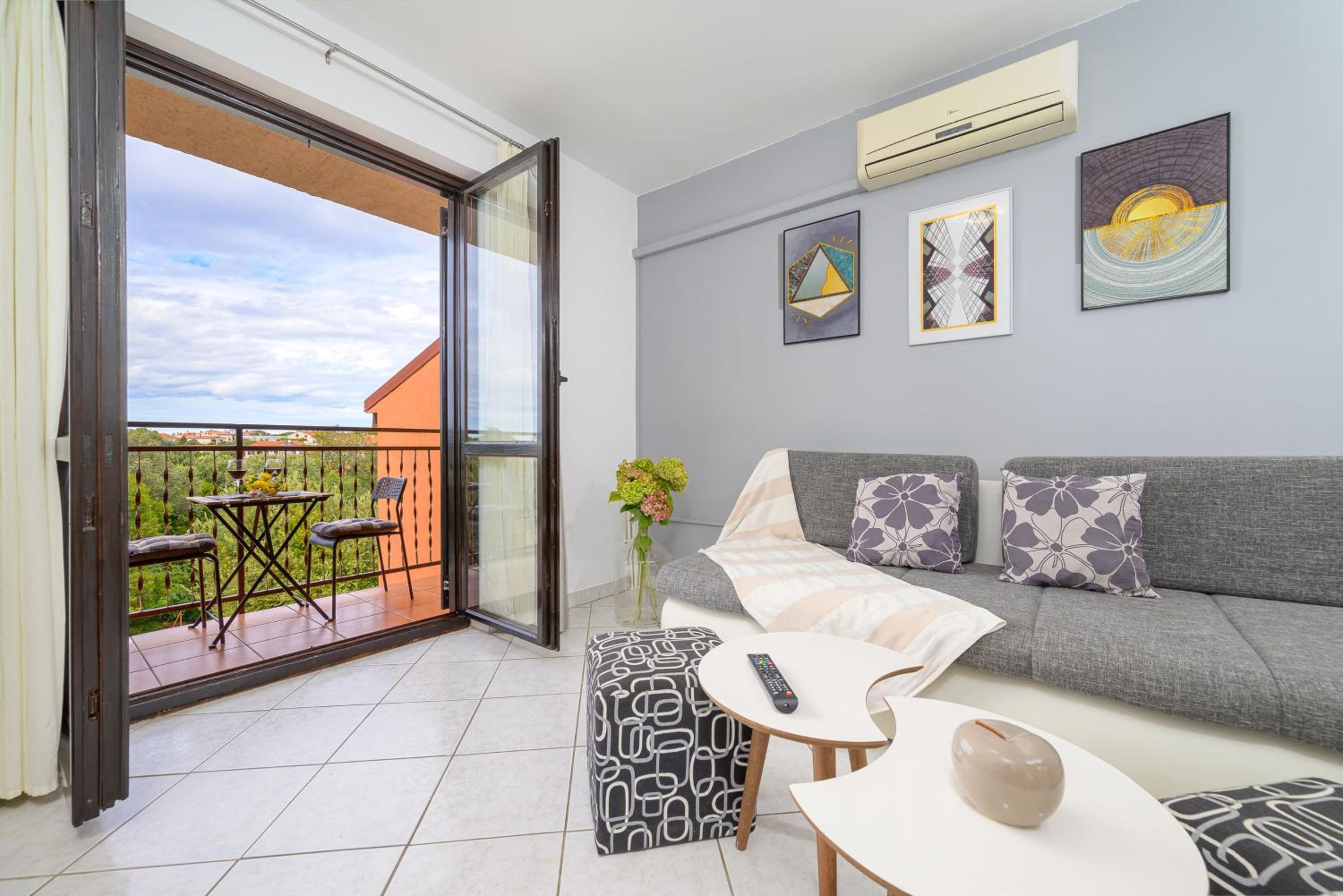 Comfort Two-Bedroom Apartment with Balcony - Photo 7