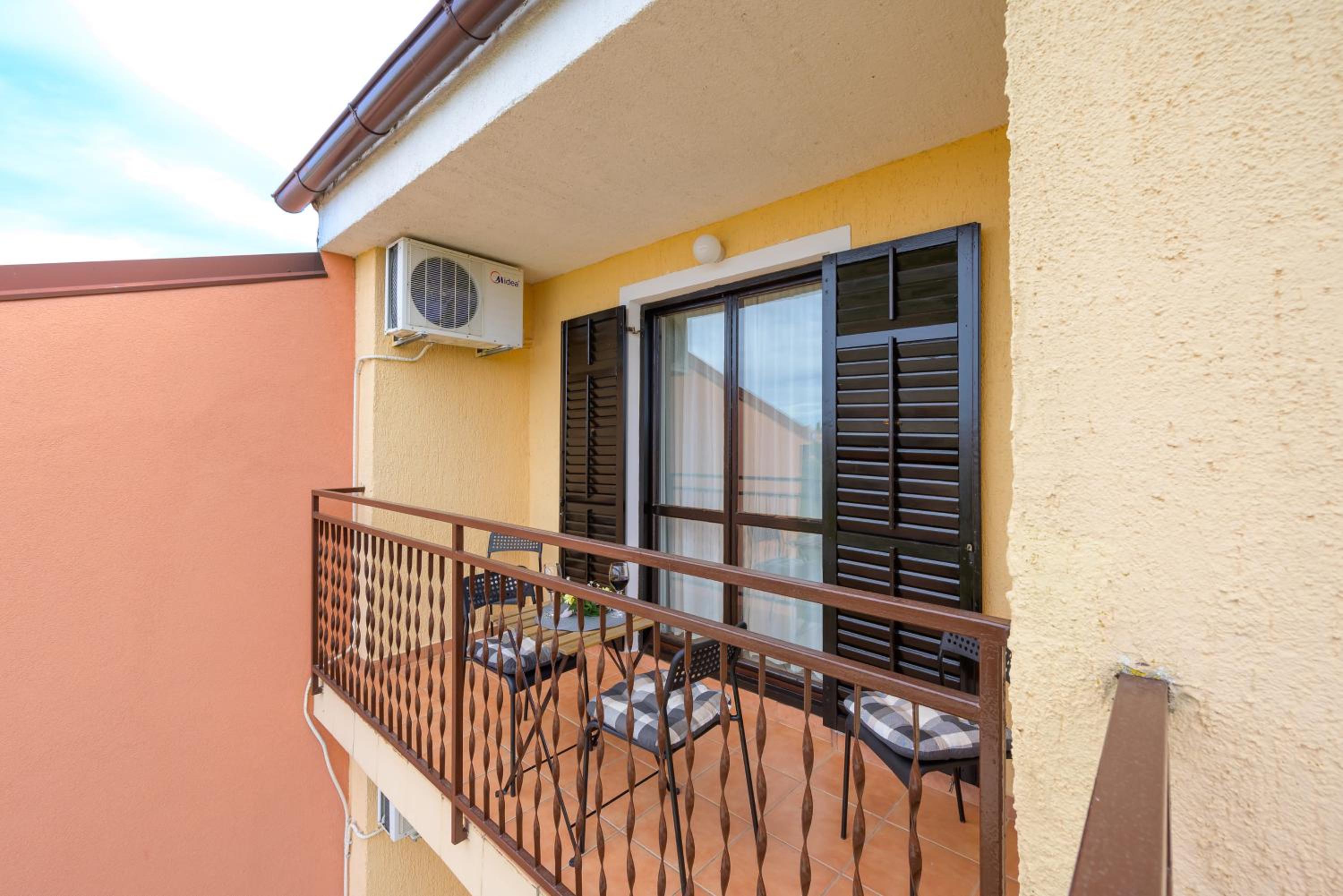 Comfort Two-Bedroom Apartment with Balcony - Photo 31