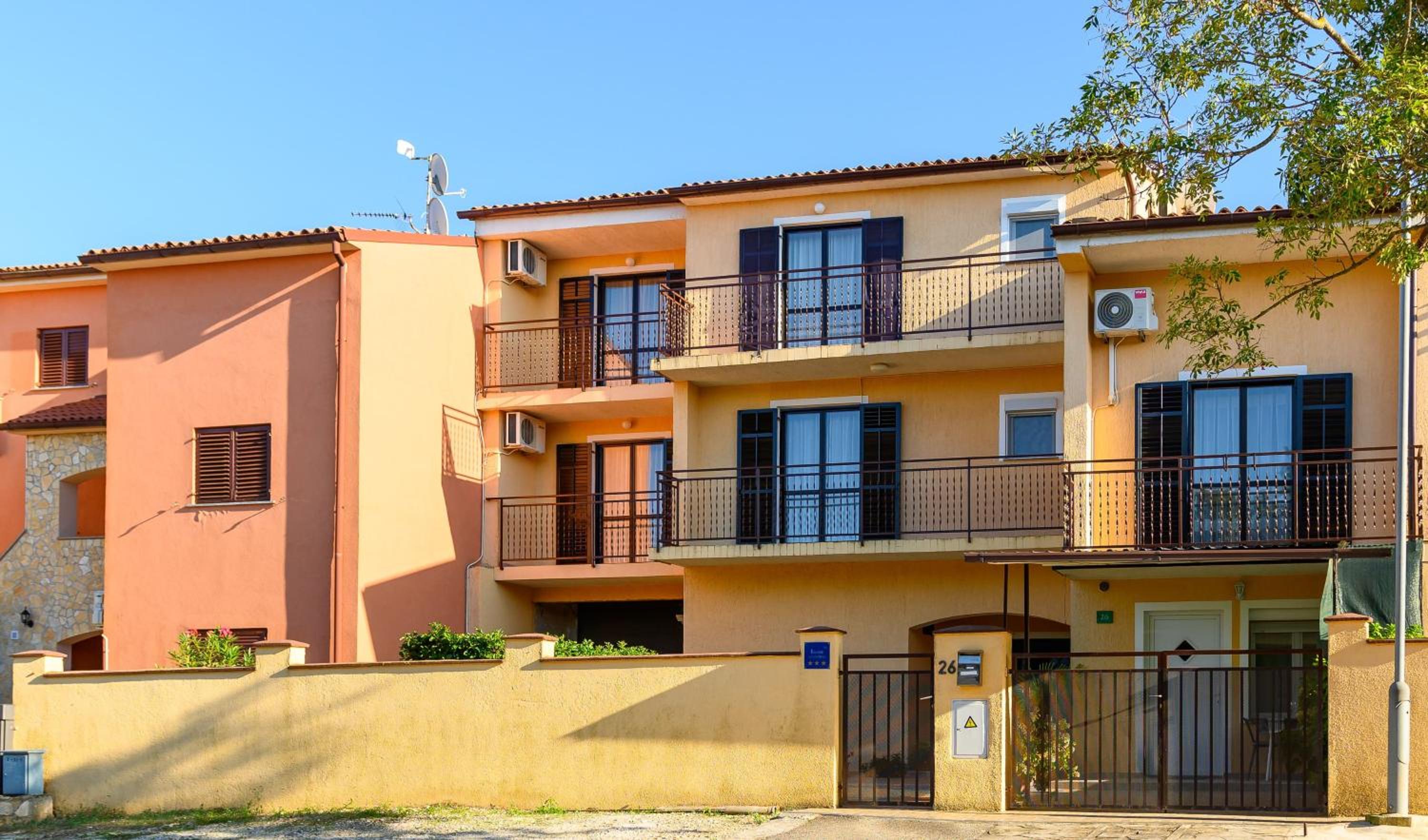Comfort Two-Bedroom Apartment with Balcony - Photo 2